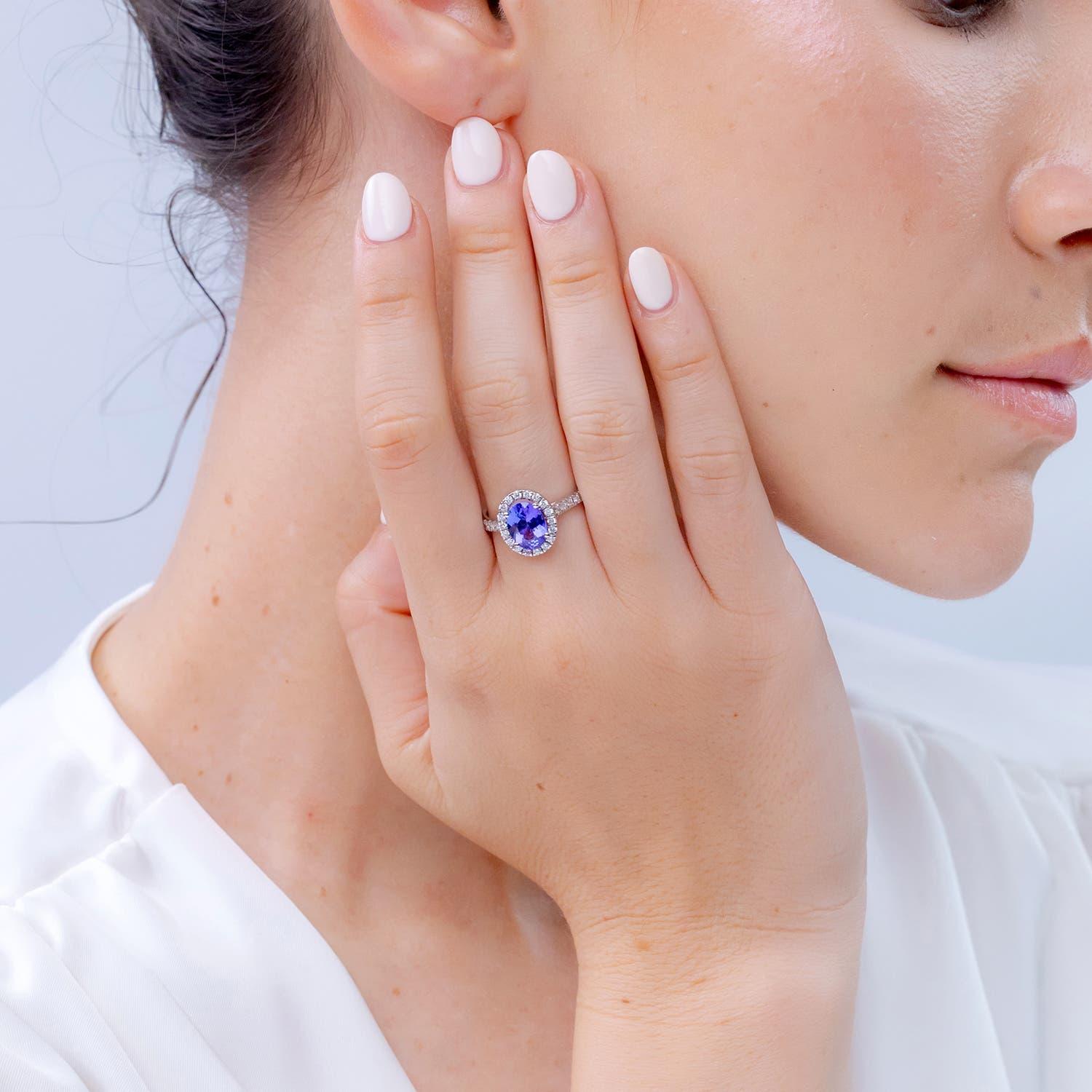 Angara natürlichen ovalen 1,9 ct Tansanit Halo-Ring mit Diamant in 14K massivem Gold (Moderne) im Angebot