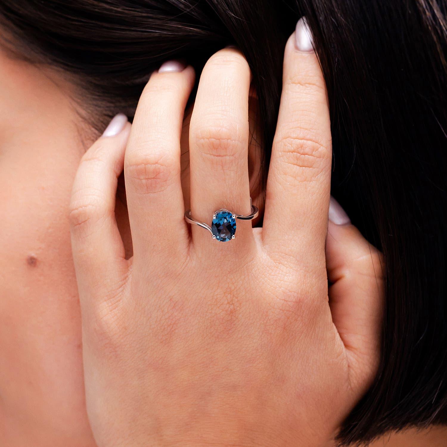 Angara natürlichen ovalen 2,25 ct London Blue Topaz Solitär-Ring in 14K massivem Gold (Moderne) im Angebot