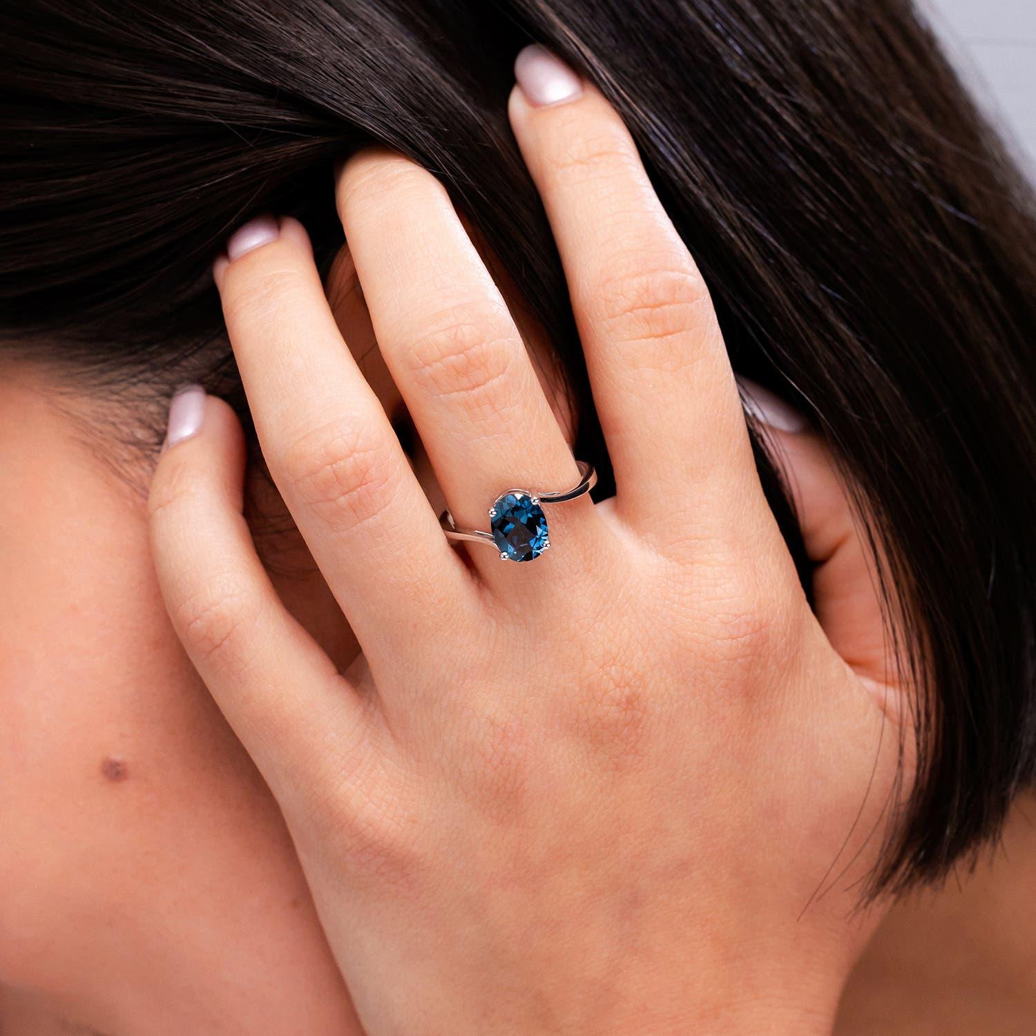 Angara natürlichen ovalen 2,25 ct London Blue Topaz Solitär-Ring in 14K massivem Gold (Ovalschliff) im Angebot