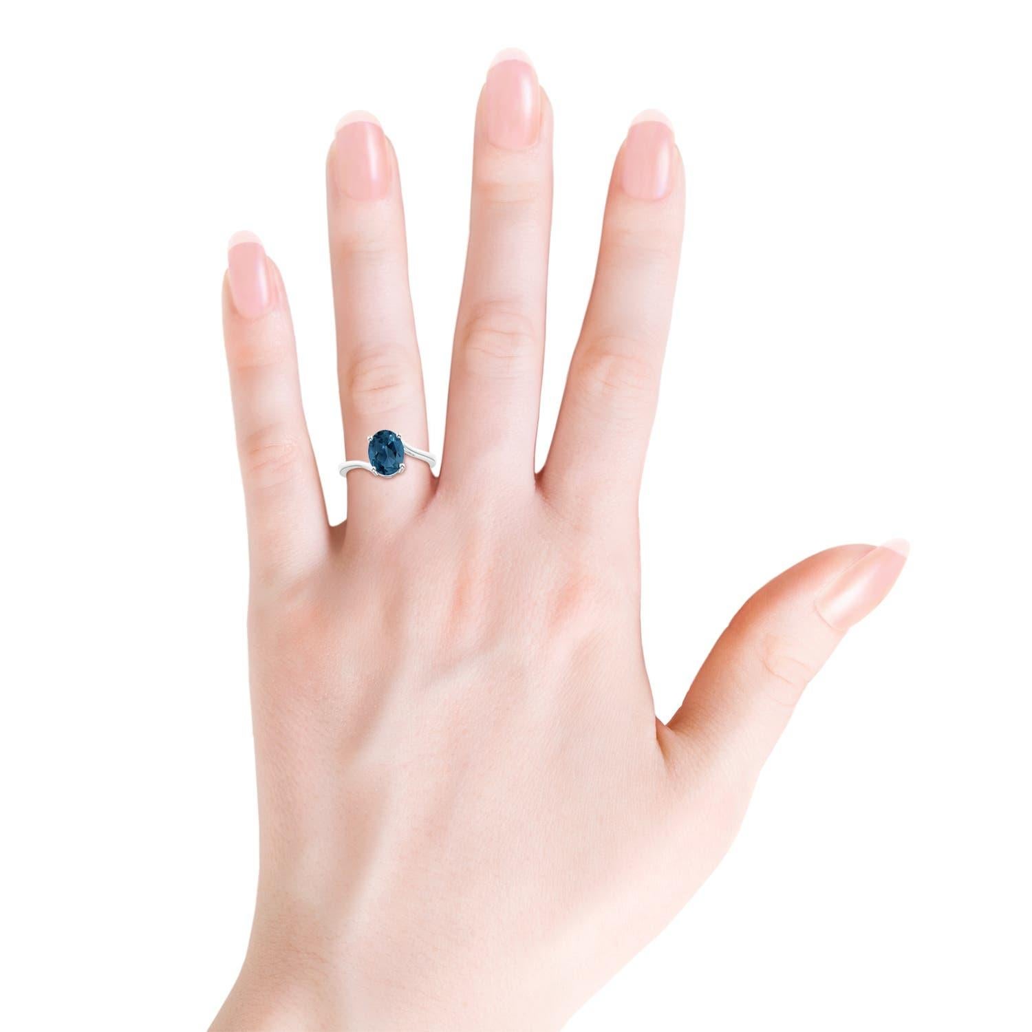 Angara natürlichen ovalen 2,25 ct London Blue Topaz Solitär-Ring in 14K massivem Gold im Zustand „Neu“ im Angebot in Los Angeles, CA