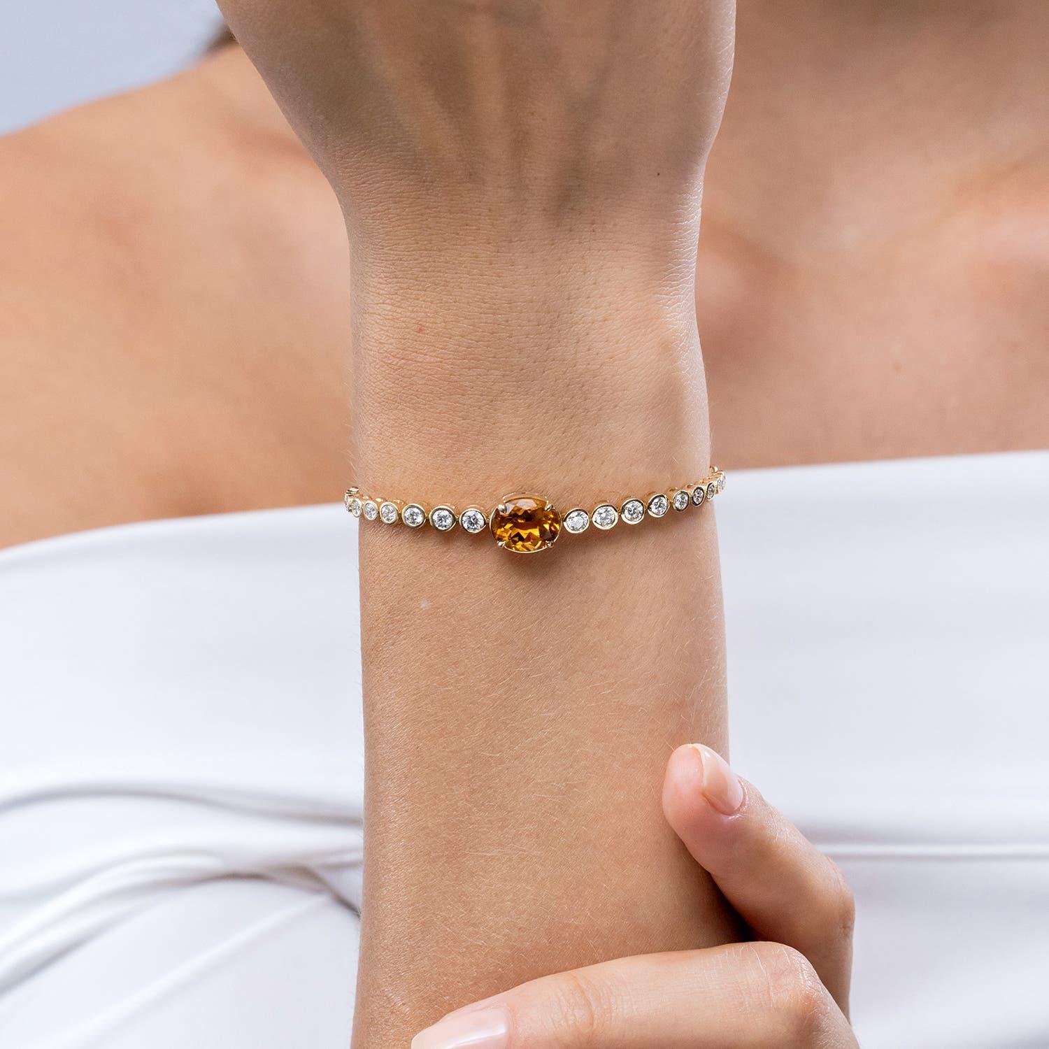 Angara Pulsera Bolo de Citrino Natural Oval de 2,5 ct con Diamantes Biselados en Oro de 14K Moderno en venta