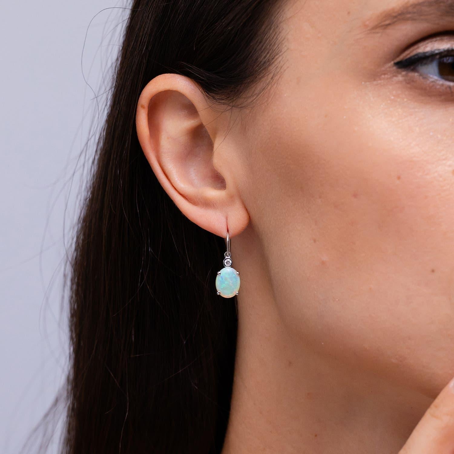 Moderne Boucles d'oreilles crochet poisson en or 14K avec Opale Naturelle Ovale 2.9 ct et Diamants en vente