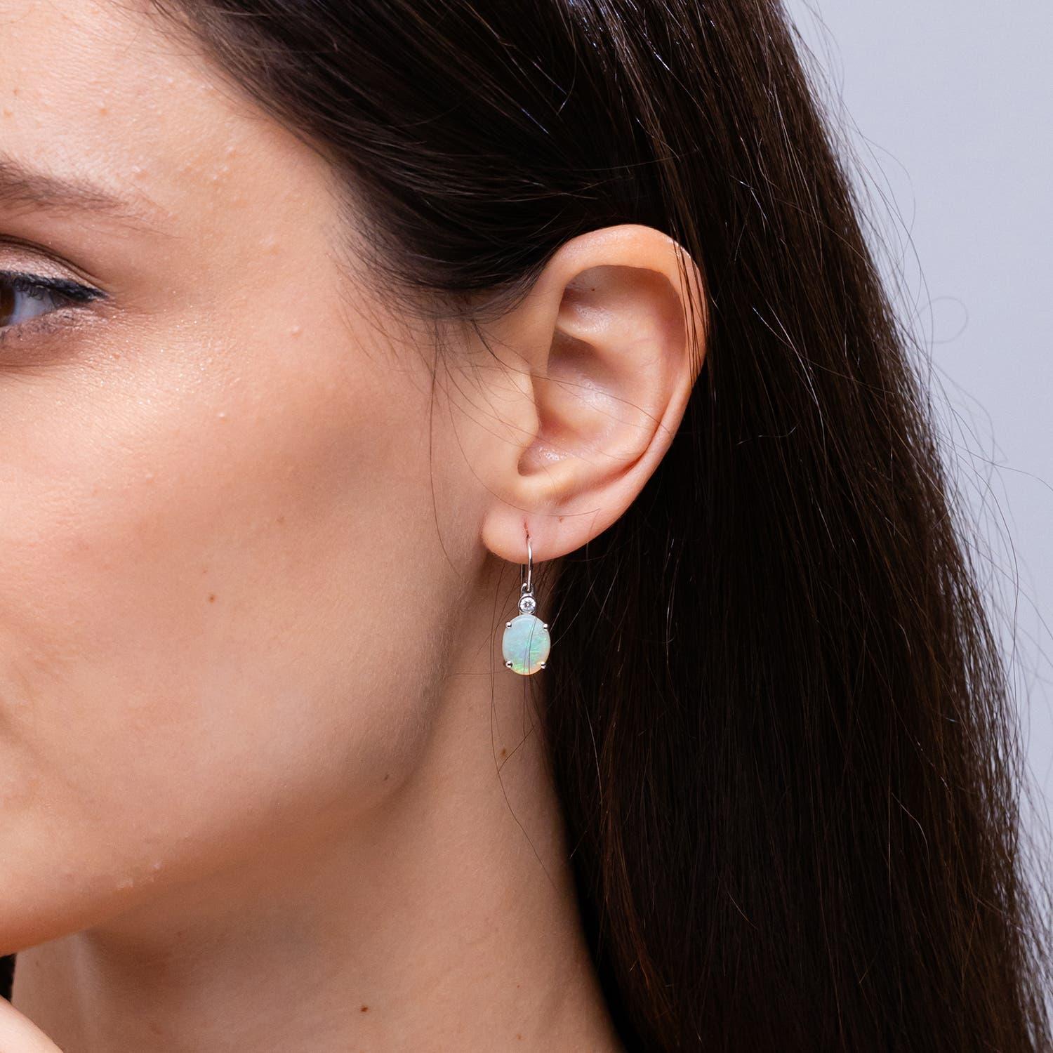 Taille ovale Boucles d'oreilles crochet poisson en or 14K avec Opale Naturelle Ovale 2.9 ct et Diamants en vente