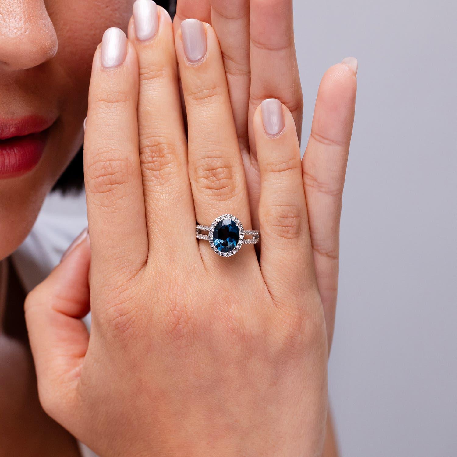 Moderno Anello Angara Oval 3,25 ct London Blue Topaz Split Shank Halo in oro 14 carati in vendita