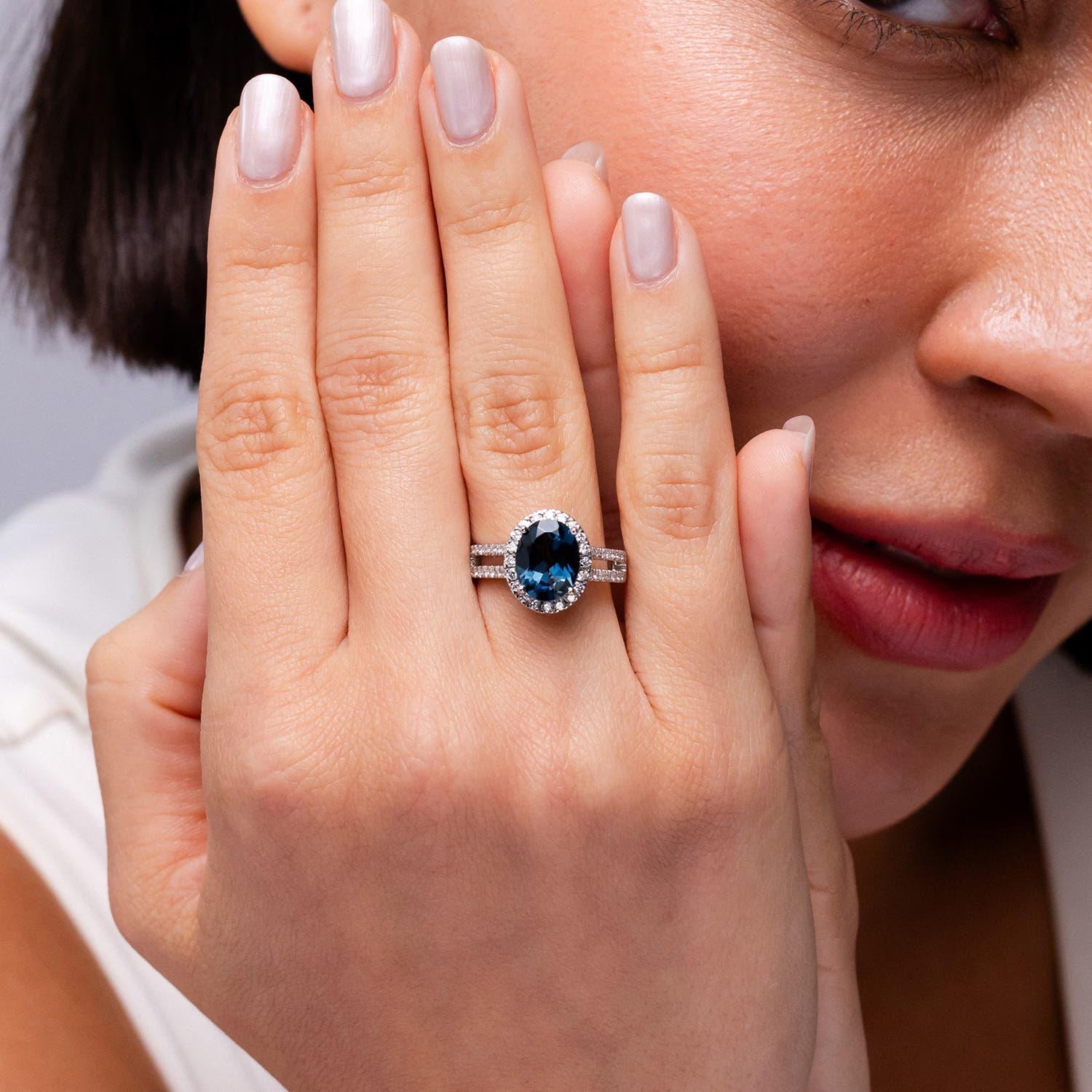 Taglio ovale Anello Angara Oval 3,25 ct London Blue Topaz Split Shank Halo in oro 14 carati in vendita