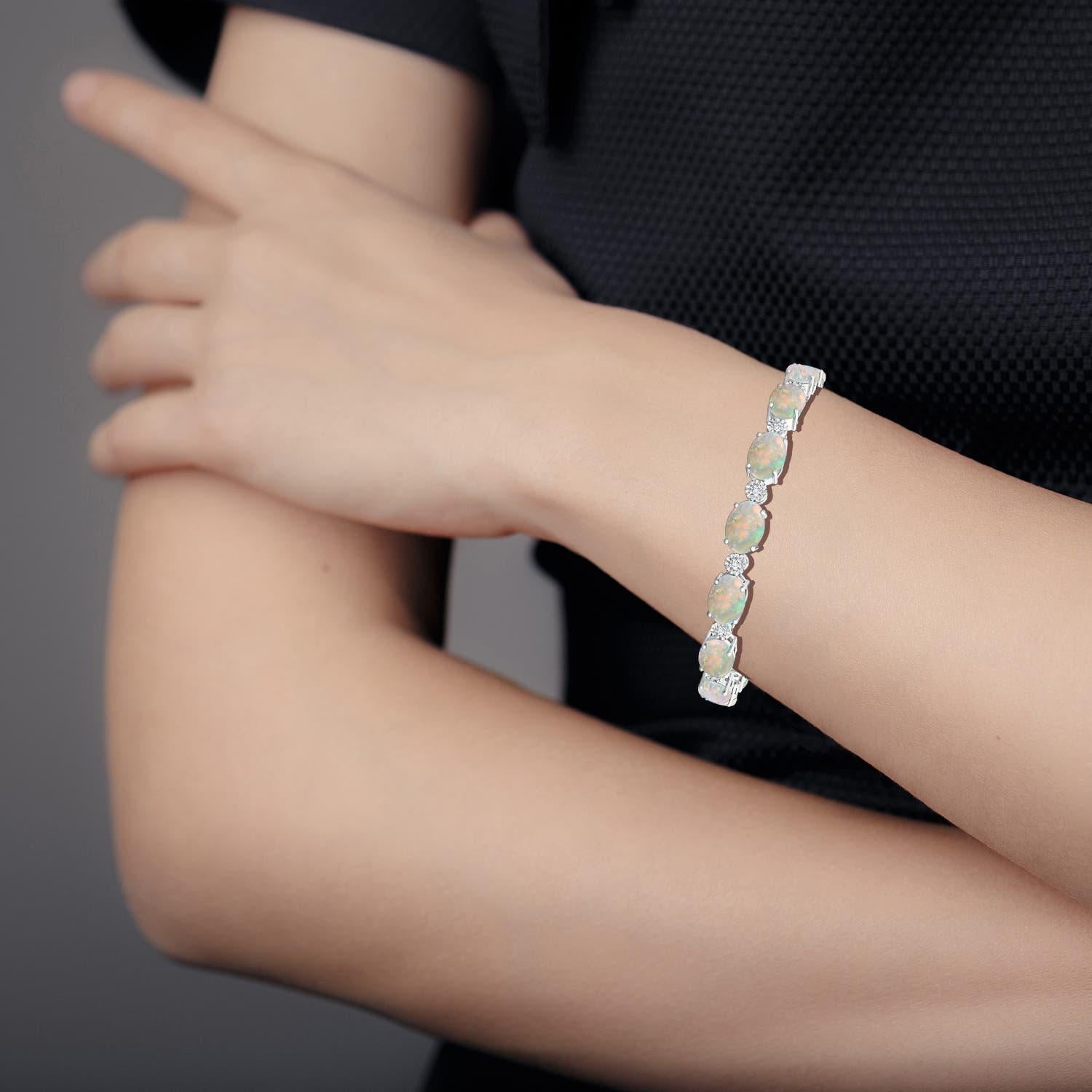 Angara Natural Oval 8,1ct Opal Armband mit Illusion Diamanten in 14K Solid Gold im Zustand „Neu“ im Angebot in Los Angeles, CA