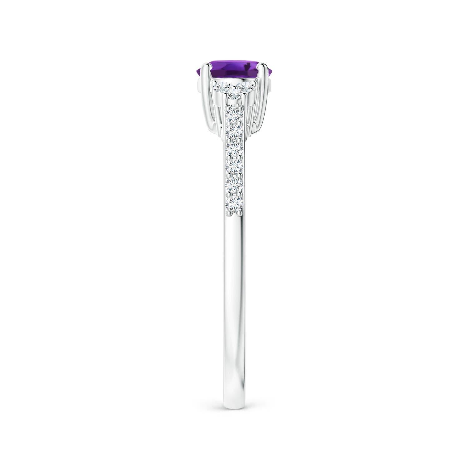 Anillo solitario de amatista ovalada natural Angara con trío de diamantes en oro macizo de 14 quilates Corte oval en venta