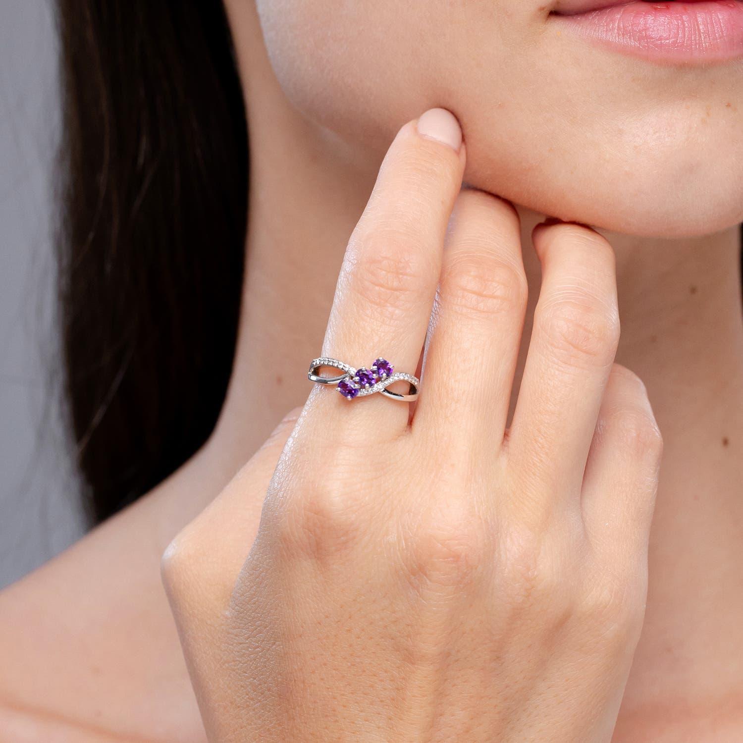 Angara natürlichen ovalen Amethyst drei Stein Ring mit Diamanten in 14K massivem Gold (Moderne) im Angebot