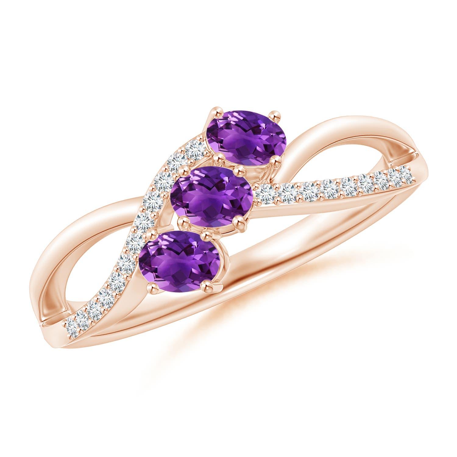 Angara natürlichen ovalen Amethyst drei Stein Ring mit Diamanten in 14K massivem Gold im Angebot 1