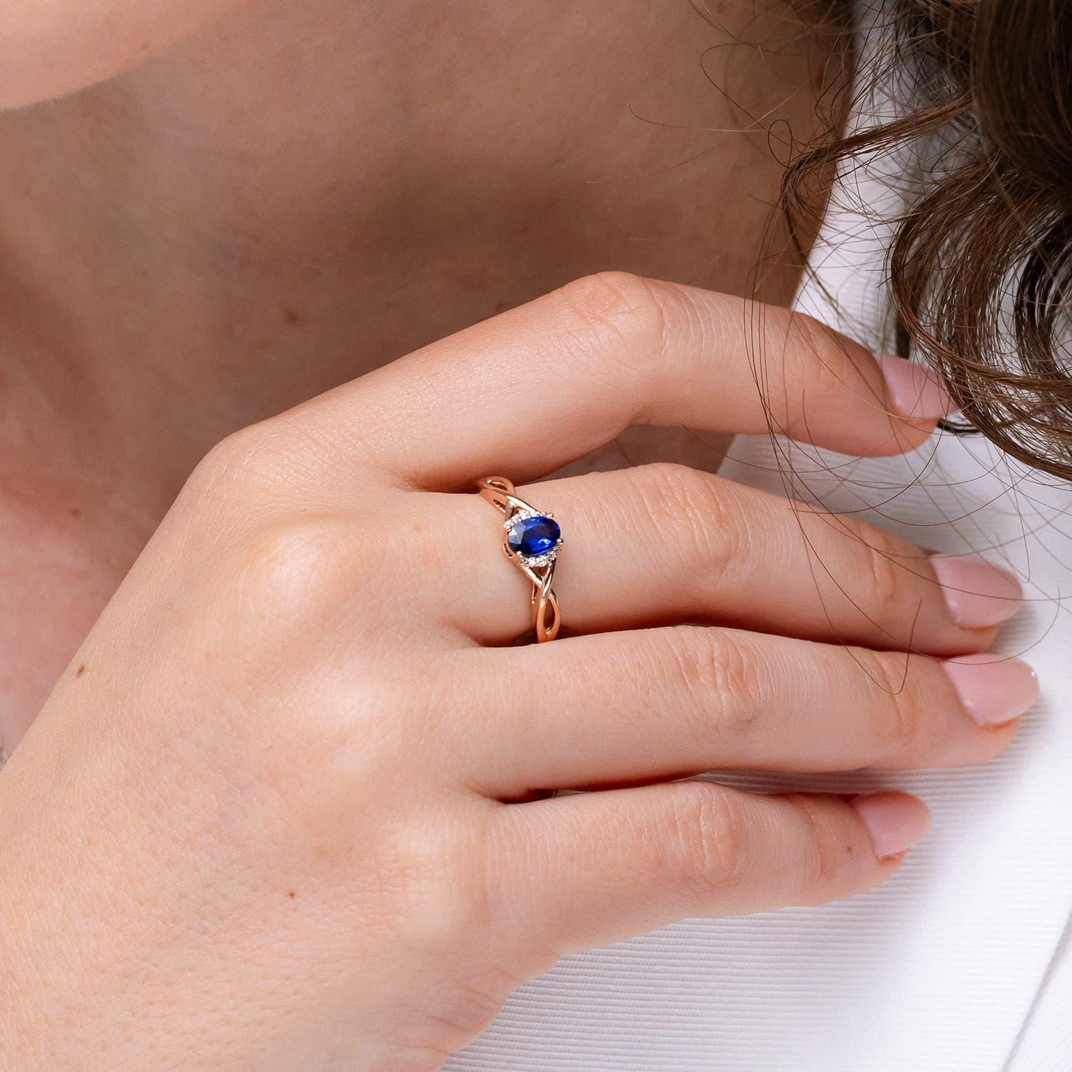Moderno Angara Anello incrociato con zaffiro blu ovale naturale e diamante in oro massiccio 14 carati in vendita