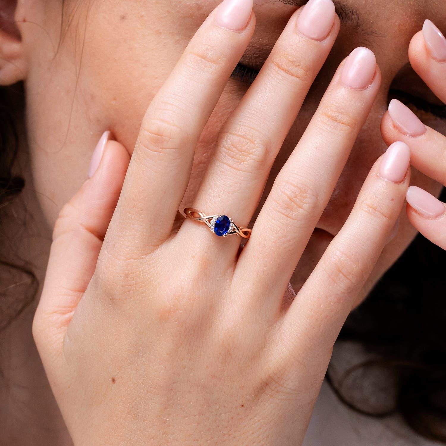 Taglio ovale Angara Anello incrociato con zaffiro blu ovale naturale e diamante in oro massiccio 14 carati in vendita