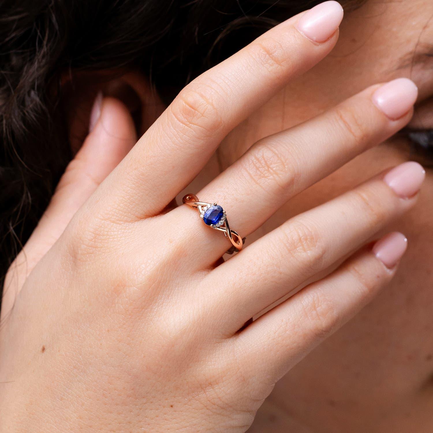 Angara Anello incrociato con zaffiro blu ovale naturale e diamante in oro massiccio 14 carati In condizioni Nuovo in vendita a Los Angeles, CA