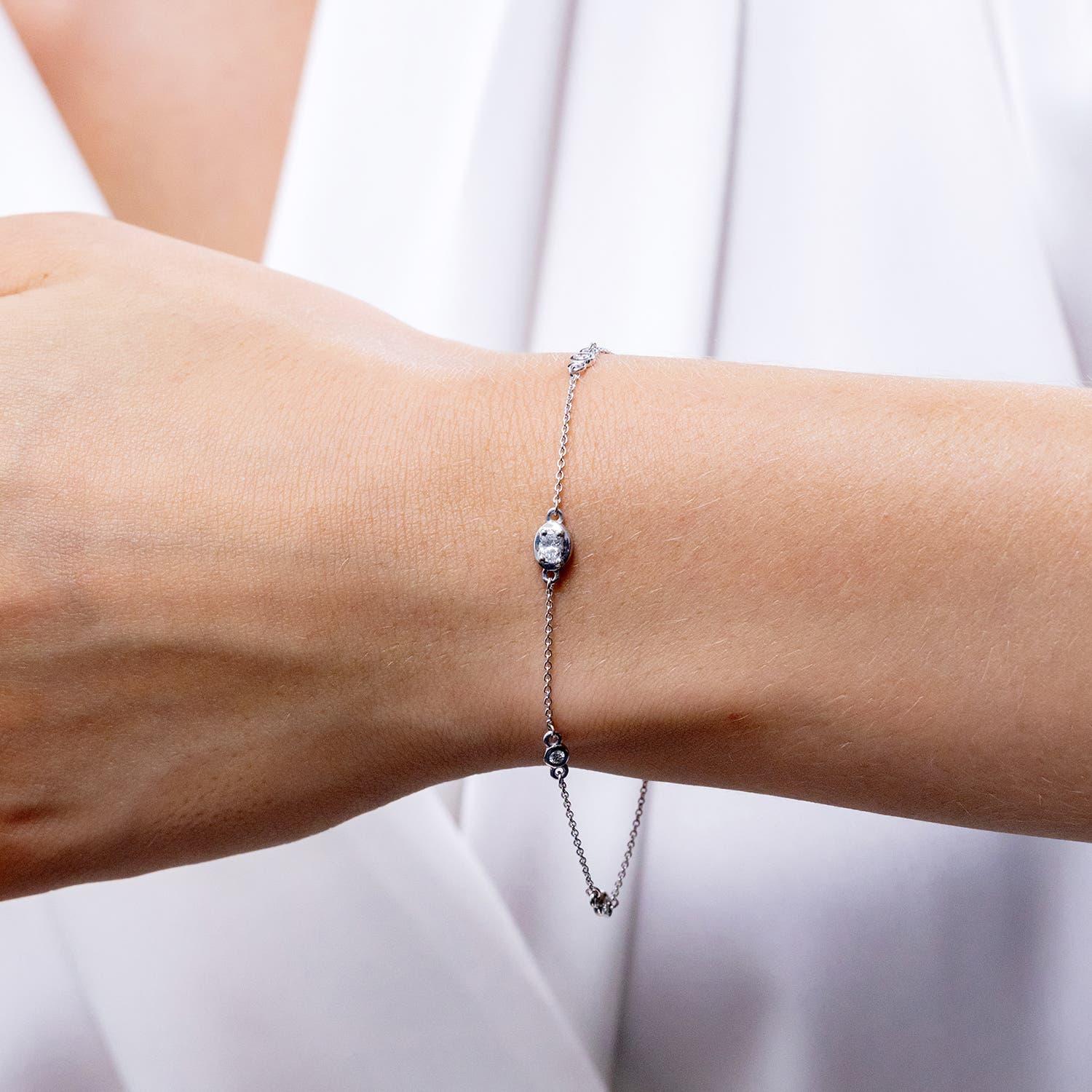 Pulsera Angara de Diamantes Ovalados Naturales con Detalles Engastados en Bisel en Oro de 14K Moderno en venta