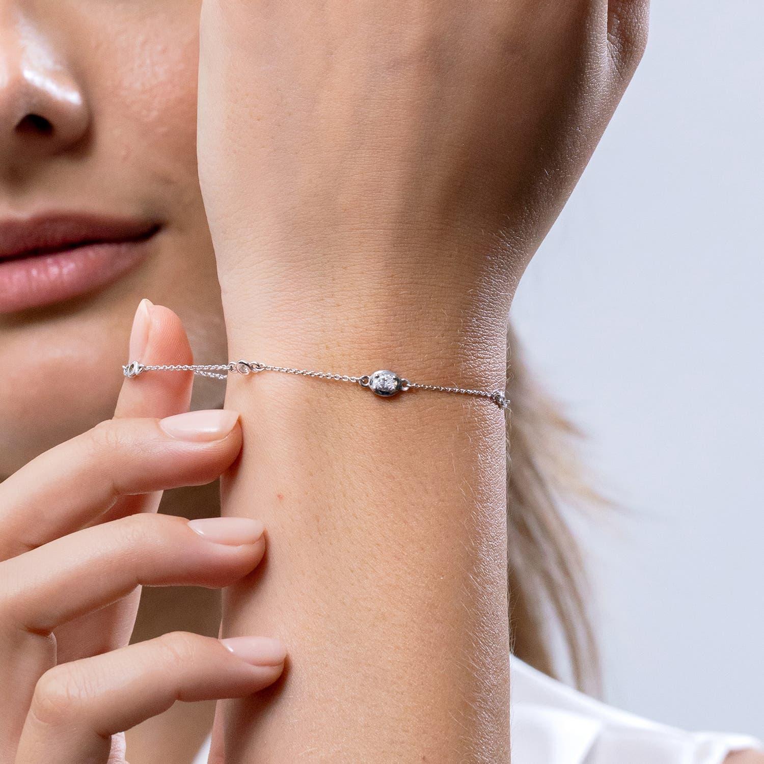 Pulsera Angara de Diamantes Ovalados Naturales con Detalles Engastados en Bisel en Oro de 14K Corte oval en venta