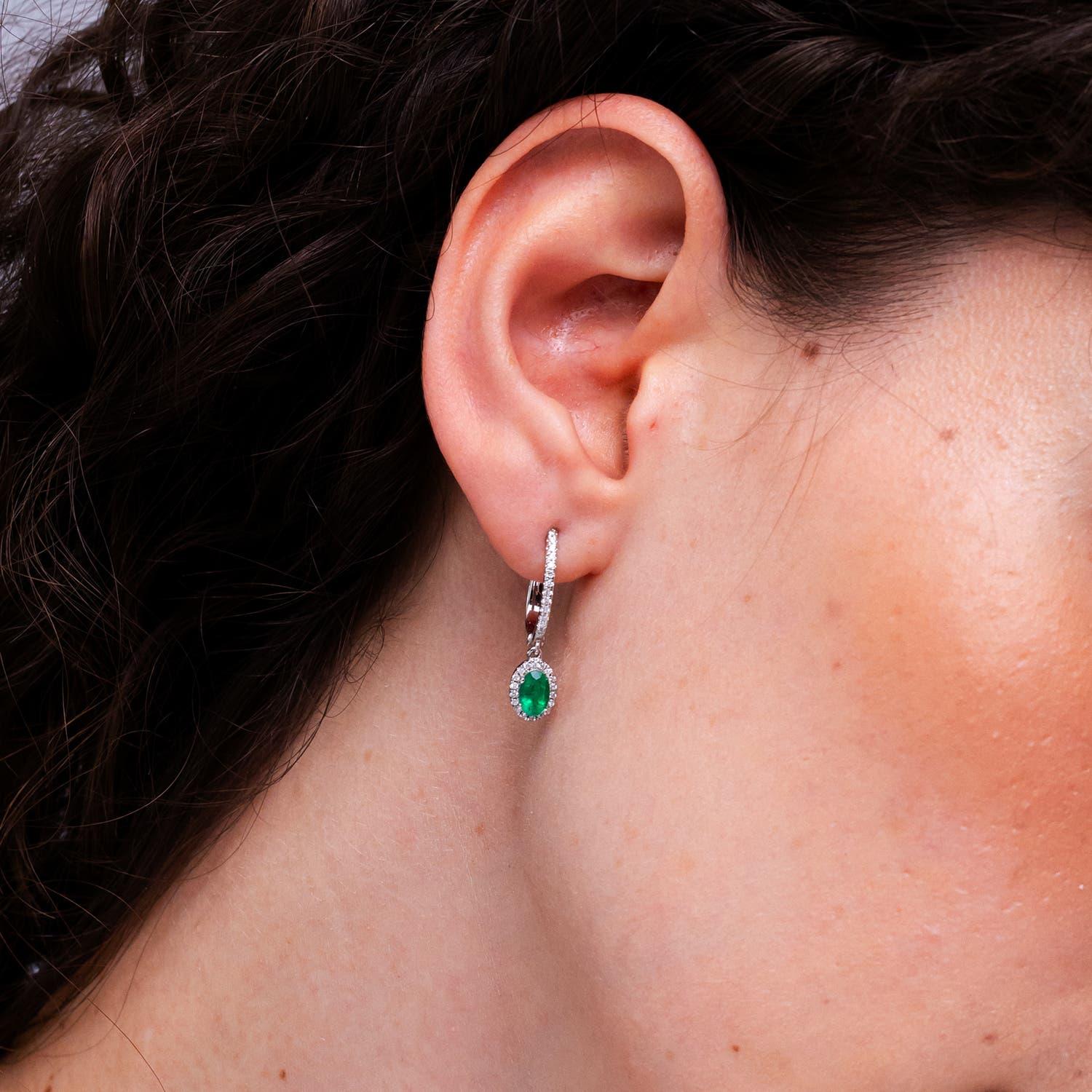 Angara natürlichen ovalen Smaragd Halo Huggie Hoop Drop Ohrringe in 14K massivem Gold (Moderne) im Angebot