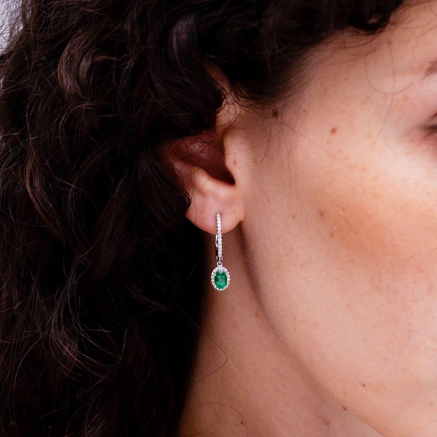 Angara natürlichen ovalen Smaragd Halo Huggie Hoop Drop Ohrringe in 14K massivem Gold (Ovalschliff) im Angebot