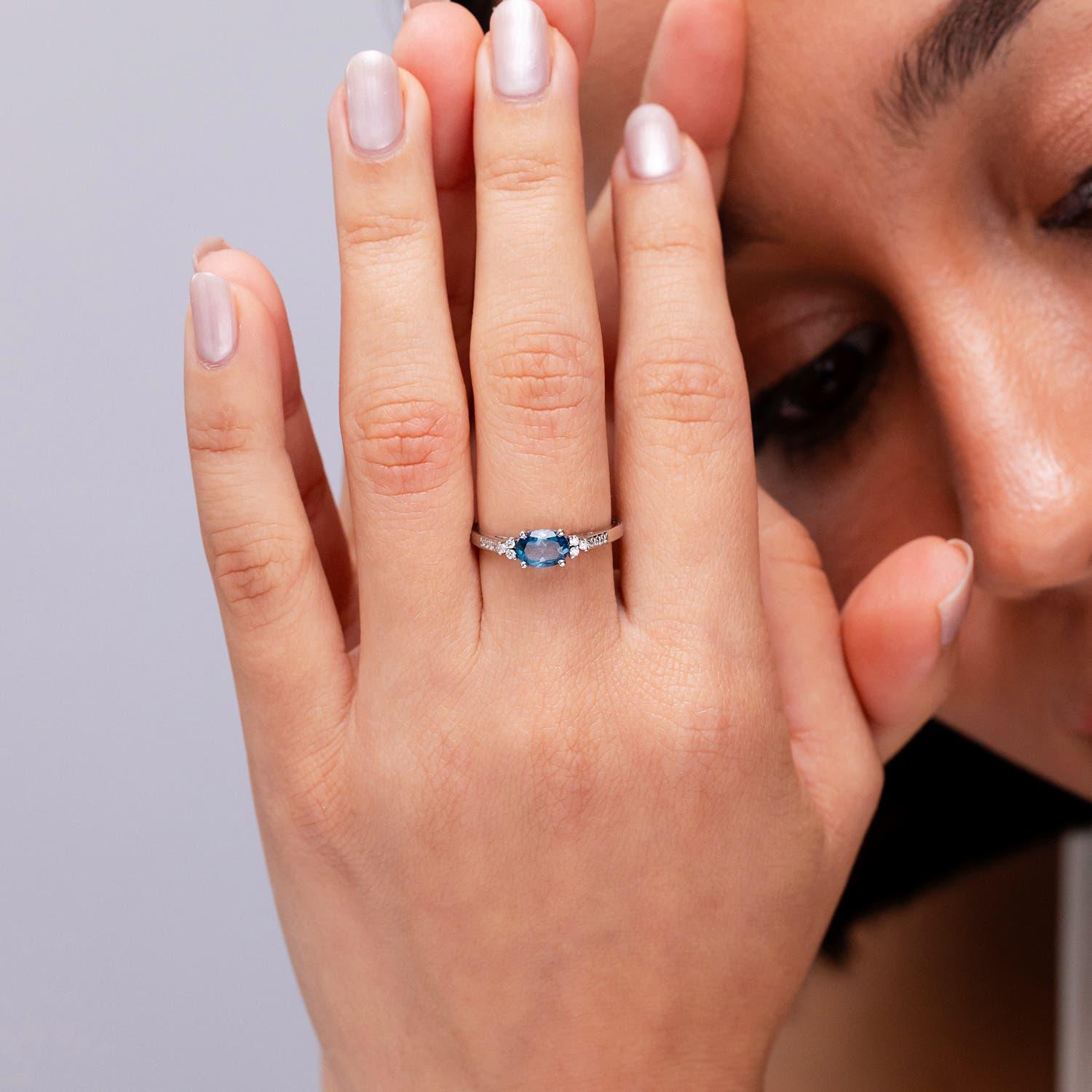 Moderno Anello Angara con Topazio Blu di Londra ovale naturale e diamanti in oro massiccio 14K in vendita