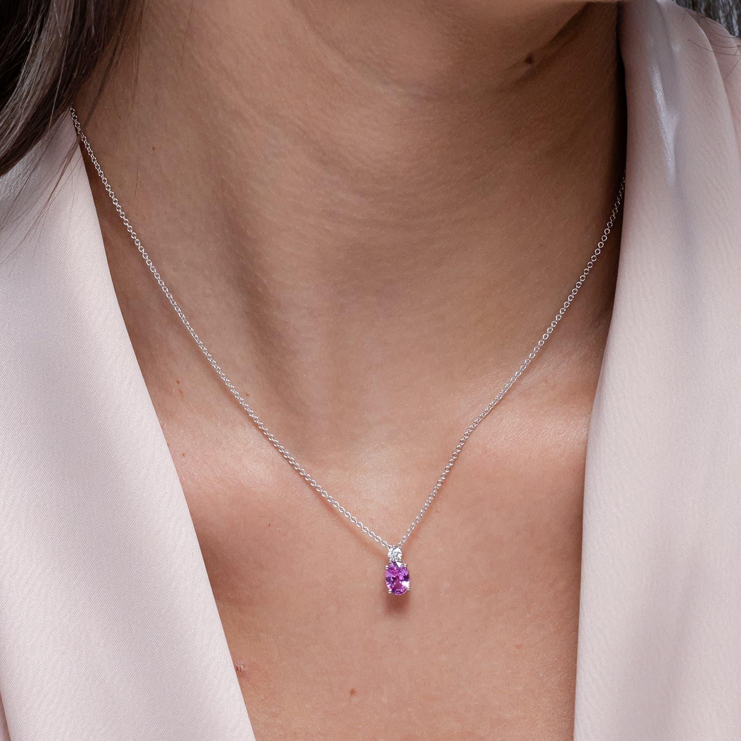 Moderno Ciondolo solitario con zaffiro rosa ovale naturale di Angara e diamante in oro 14K in vendita