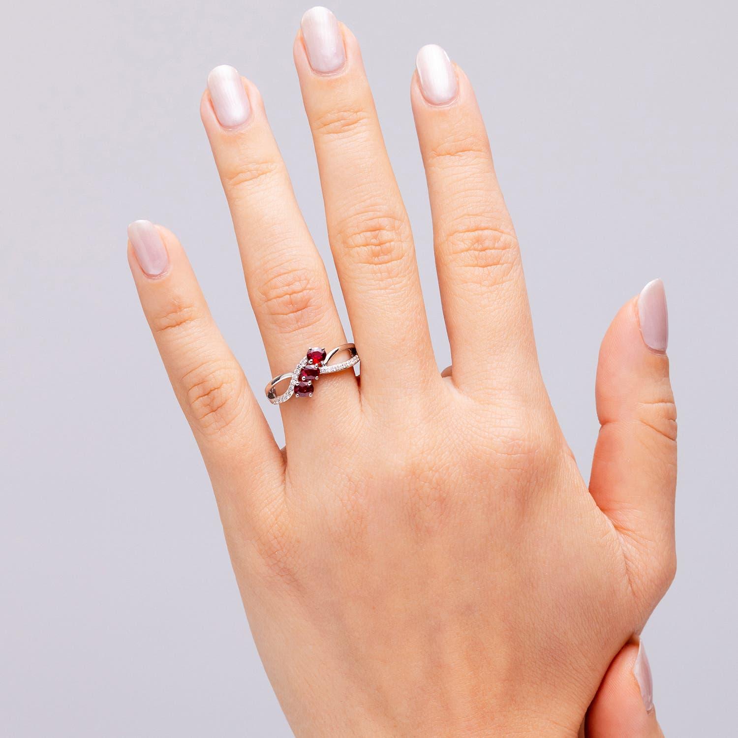 Anillo Bypass de Tres Piedras de Rubí Ovalado Natural de Angara con Diamantes en Oro Macizo de 14K Moderno en venta