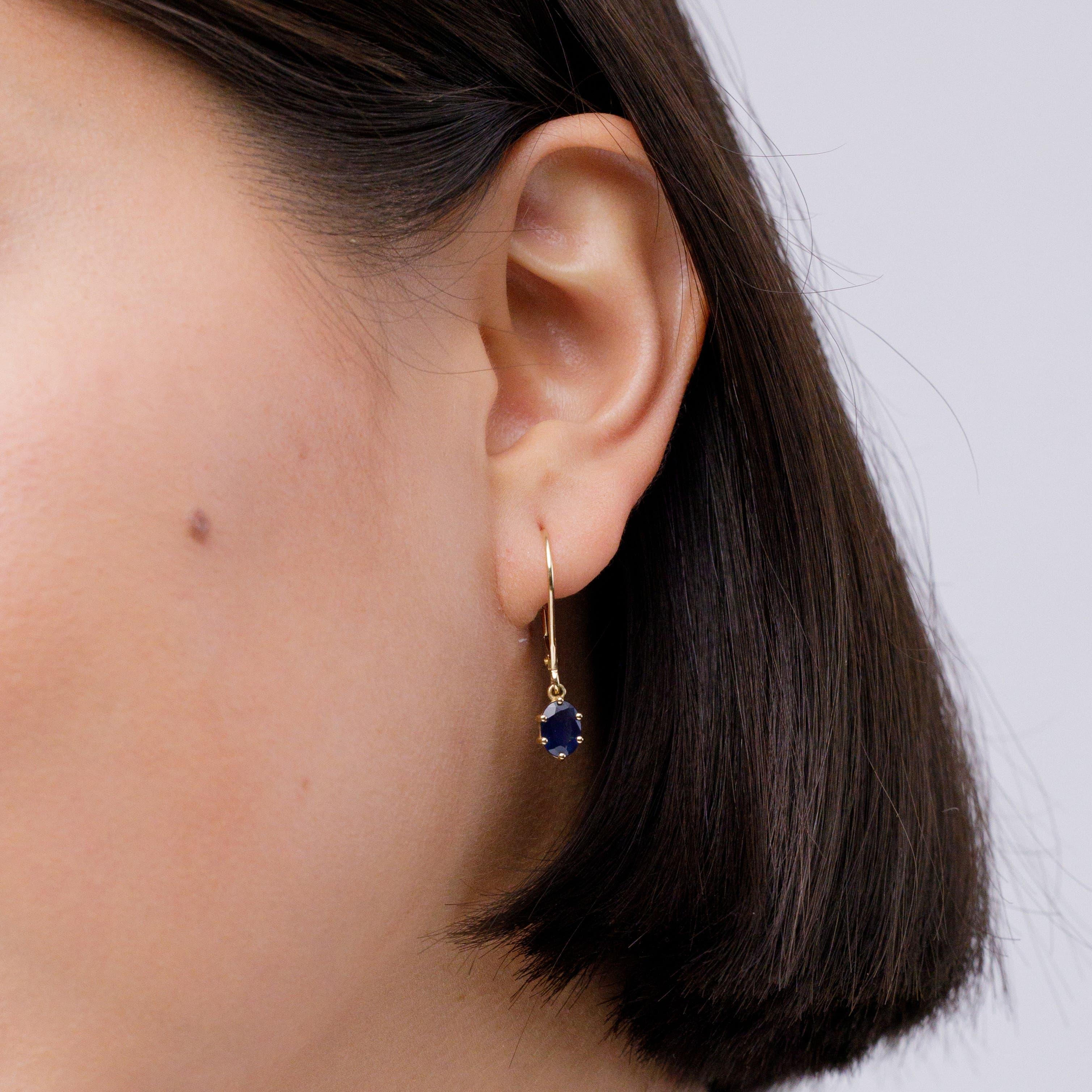 Moderne Angara - Boucles d'oreilles pendantes en or massif 14 carats avec saphir ovale naturel pour femmes en vente