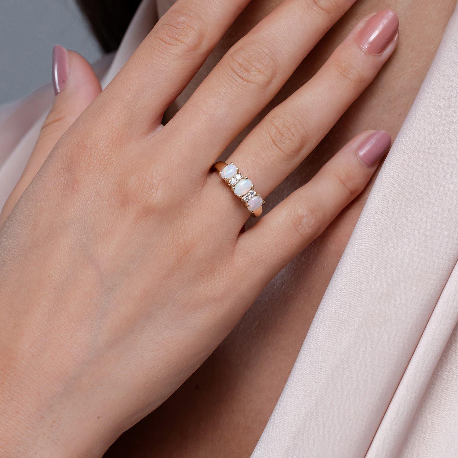 Angara Natural Oval drei Stein Opal Verlobungsring mit Diamanten in 14K Gold (Ovalschliff) im Angebot