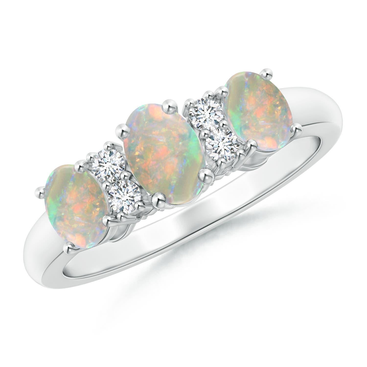 Angara Natural Oval drei Stein Opal Verlobungsring mit Diamanten in 14K Gold im Angebot 1