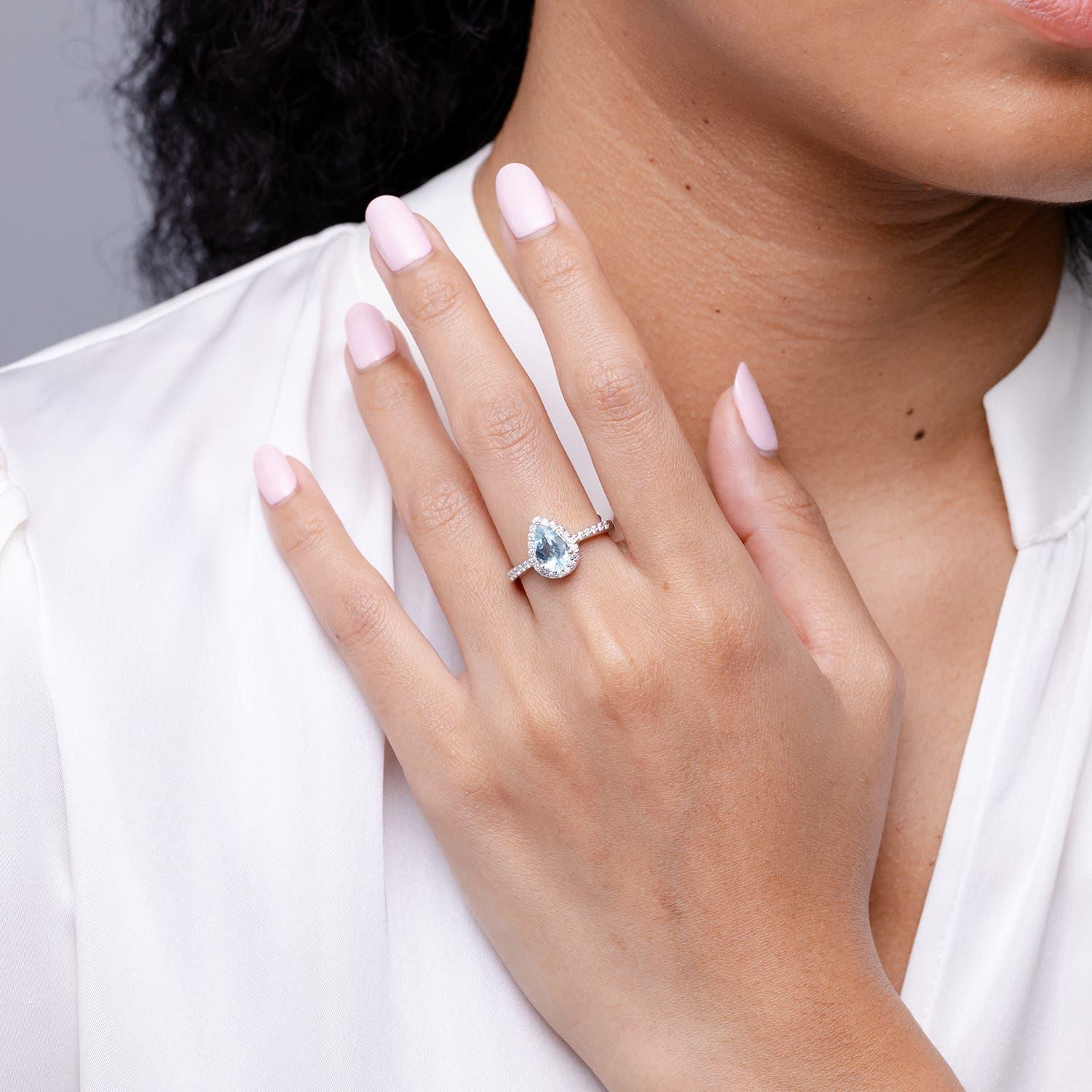 Moderne Angara Bague aigue-marine poire naturelle 1,12 ct avec halo de diamants en or massif 14K en vente