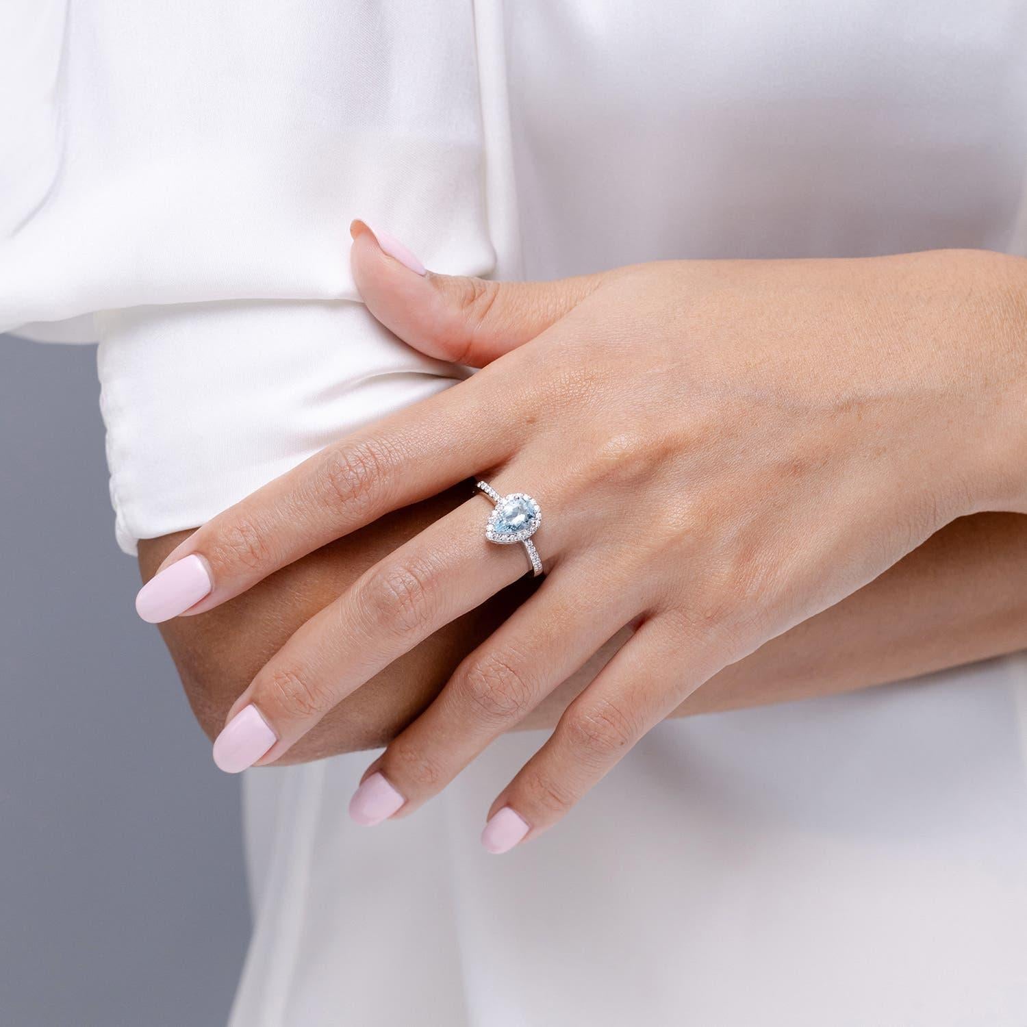 Taille poire Angara Bague aigue-marine poire naturelle 1,12 ct avec halo de diamants en or massif 14K en vente