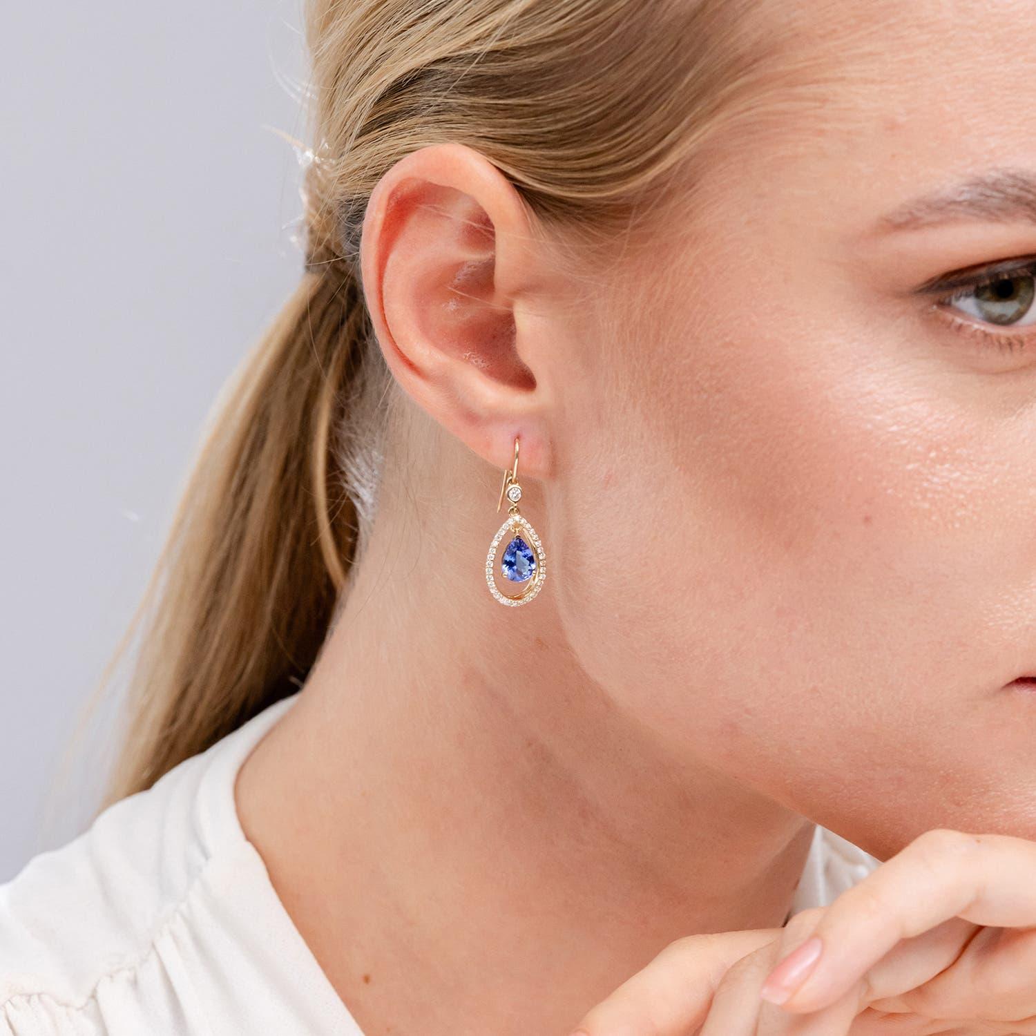 Moderne Boucles d'oreilles pendantes en or 14 carats avec diamant en poire naturelle de 2,2 ct de Tanzanite Angara en vente