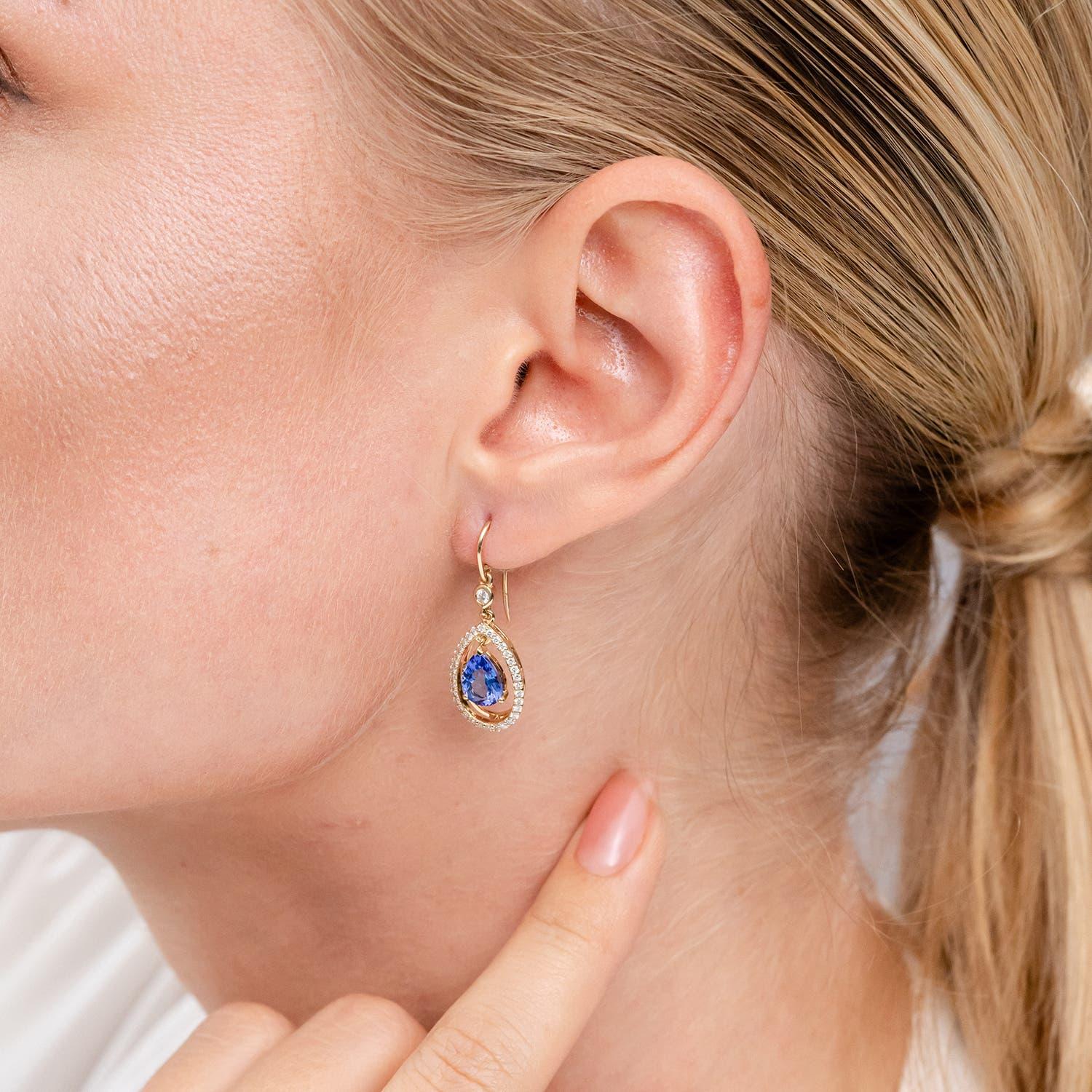 Boucles d'oreilles pendantes en or 14 carats avec diamant en poire naturelle de 2,2 ct de Tanzanite Angara Neuf - En vente à Los Angeles, CA