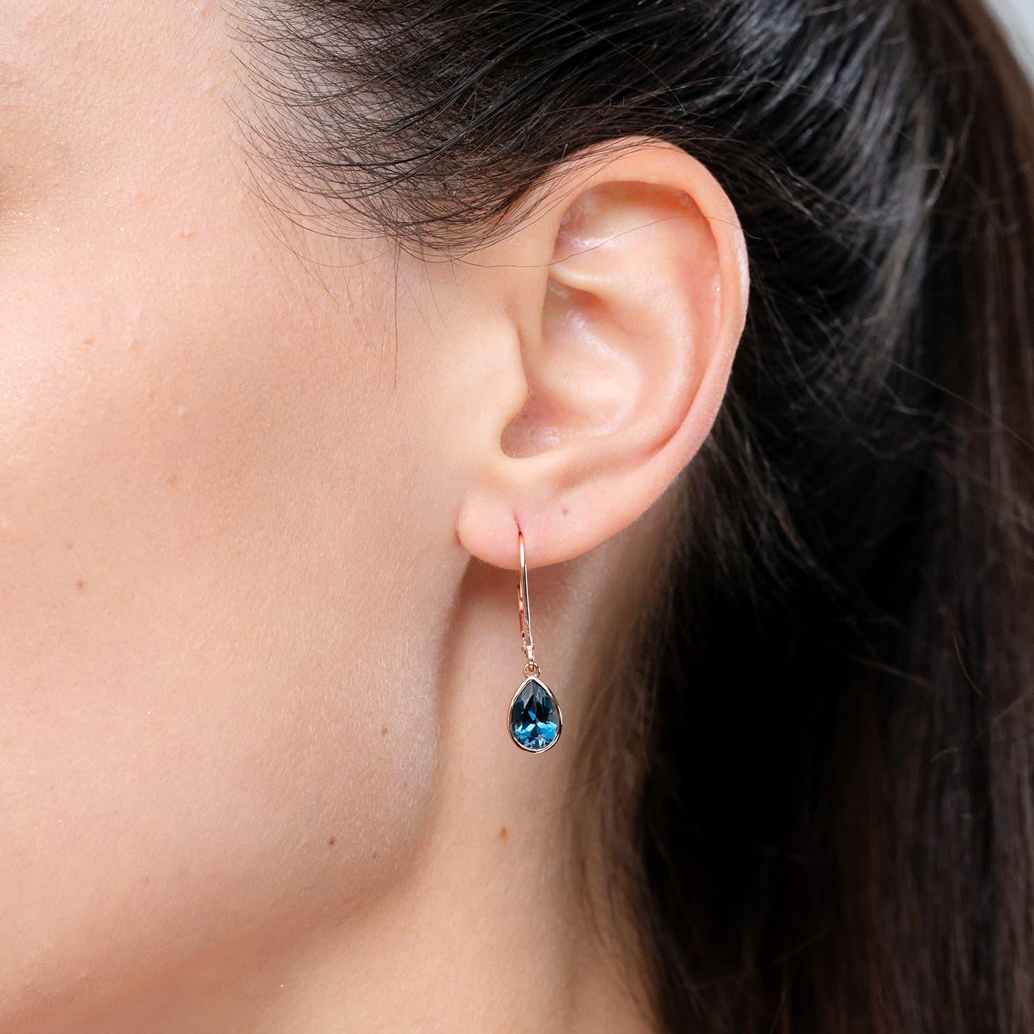 Moderne Boucles d'oreilles pendantes en or 14K avec Topaze bleue de Londres 3,3 ct en poire naturelle Angara en vente