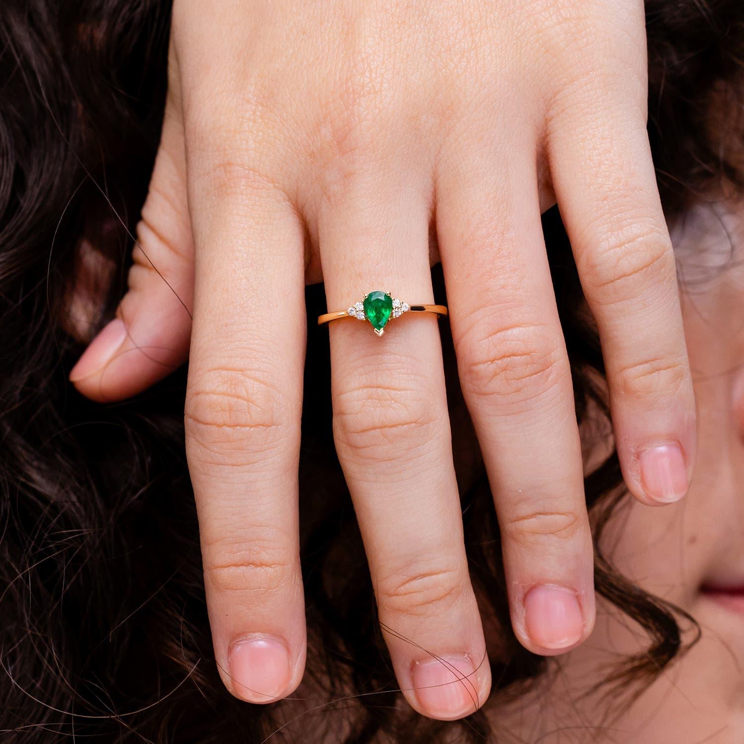 Anillo solitario de esmeralda pera natural Angara con acento de diamantes en oro macizo de 14 quilates Moderno en venta