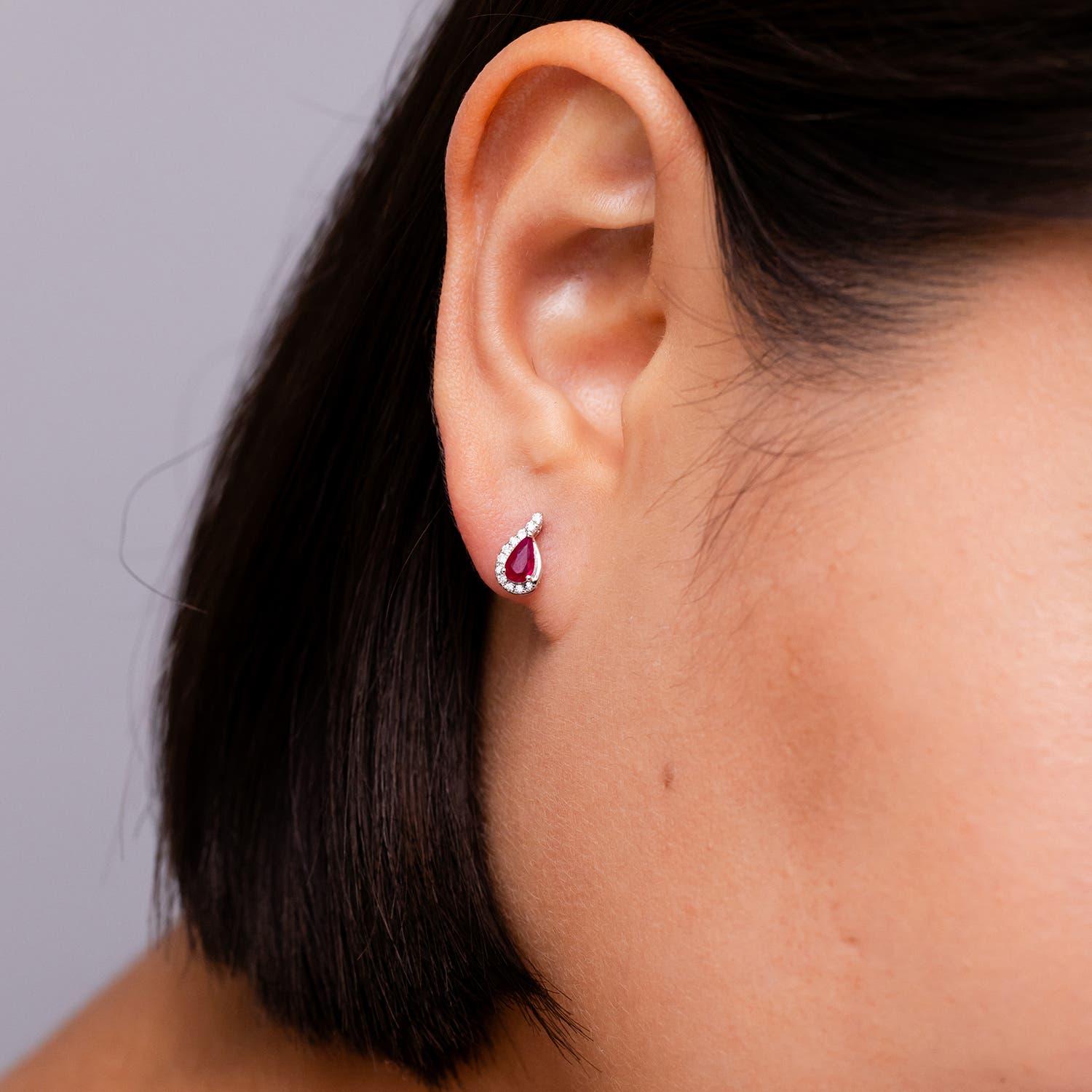 Moderne Boucles d'oreilles Angara en or massif 14 carats, rubis poire naturel avec monture tourbillonnante en diamant en vente