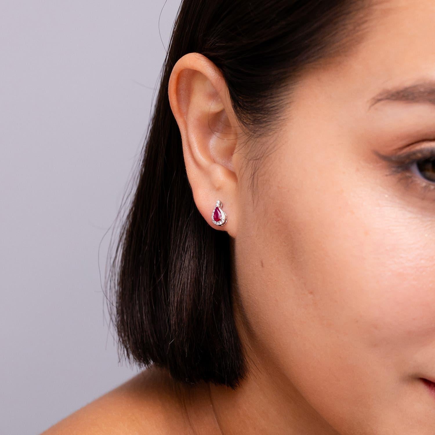 Taille poire Boucles d'oreilles Angara en or massif 14 carats, rubis poire naturel avec monture tourbillonnante en diamant en vente