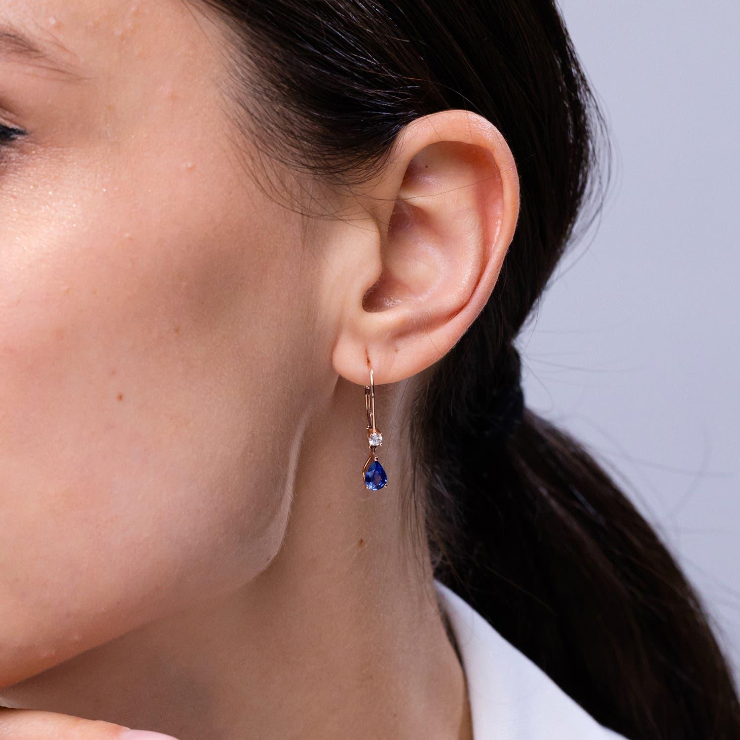 Moderne Boucles d'oreilles pendantes en or 14K avec diamant et saphir poire naturel Angara en vente
