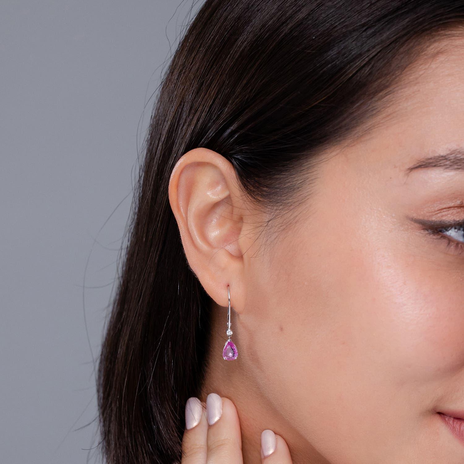 Moderno Angara Orecchino a goccia con zaffiro rosa naturale a forma di pera da 2,5 carati in oro 14K in vendita