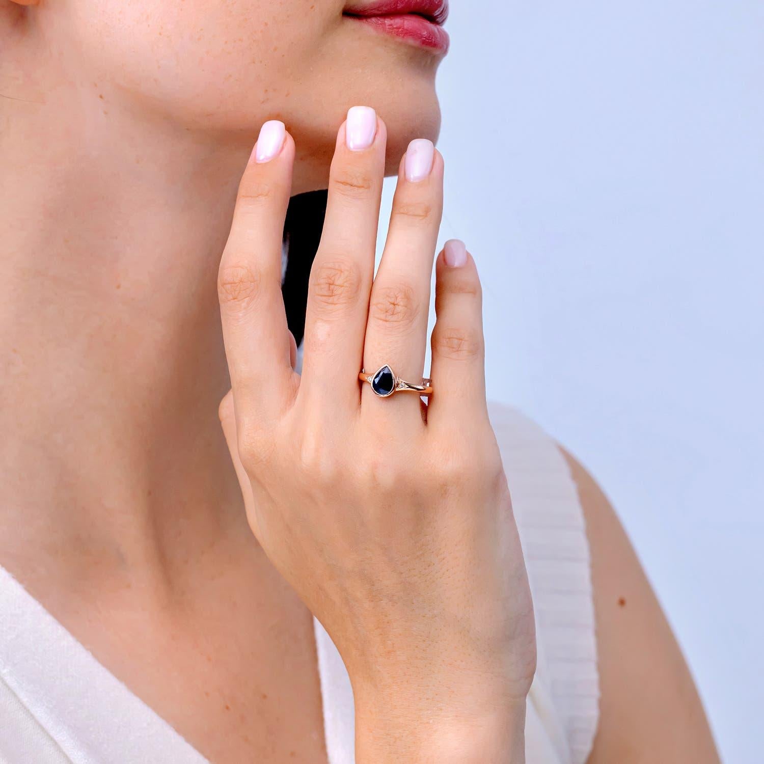Angara Natürlicher birnenförmiger 1,15 ct blauer Saphir Verlobungsring in 14K Gold (Moderne) im Angebot