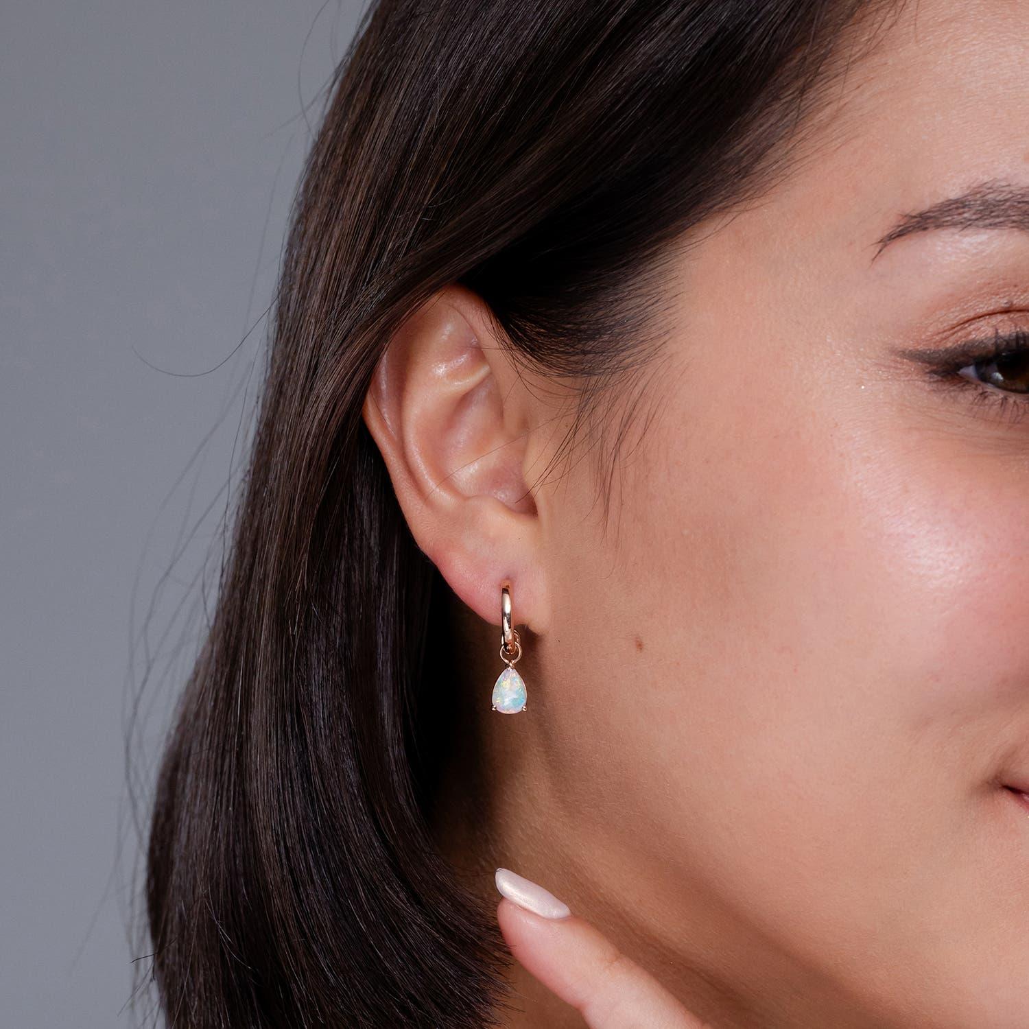 Angara Natürliche birnenförmige 1,4 kt Opal Tropfen Ohrringe mit Schraube zurück in 14K Gold (Moderne) im Angebot