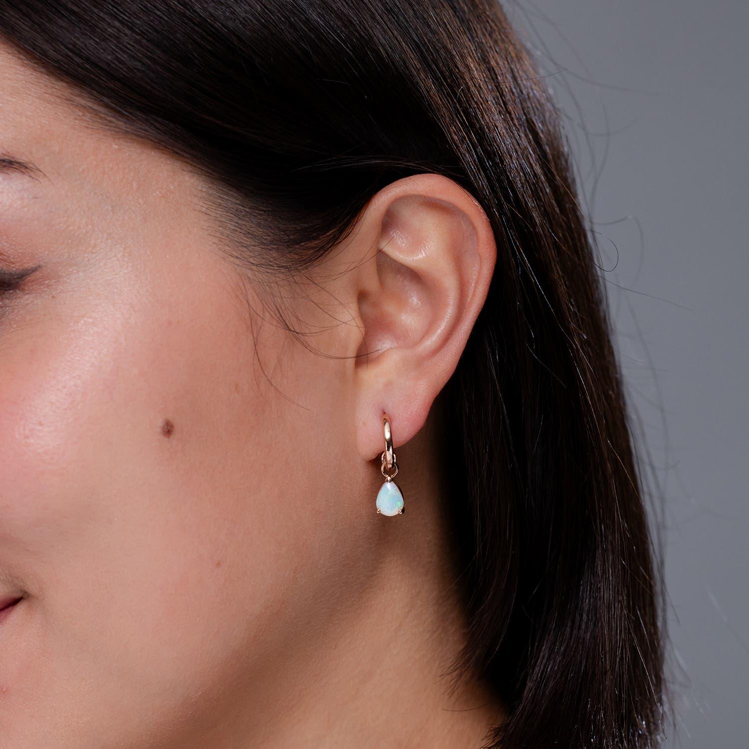 Angara Natürliche birnenförmige 1,4 kt Opal Tropfen Ohrringe mit Schraube zurück in 14K Gold (Tropfenschliff) im Angebot