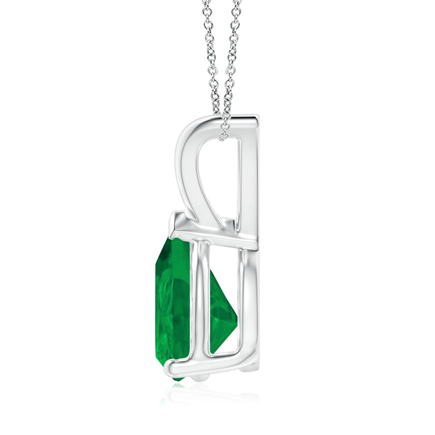 Suspendue à une balle en V, une émeraude scintillante en forme de poire. Il est maintenu dans une monture à griffes avec une griffe en V sécurisant l'extrémité pointue. Fabriqué en or blanc 14k, ce pendentif en forme de goutte d'émeraude séduit par