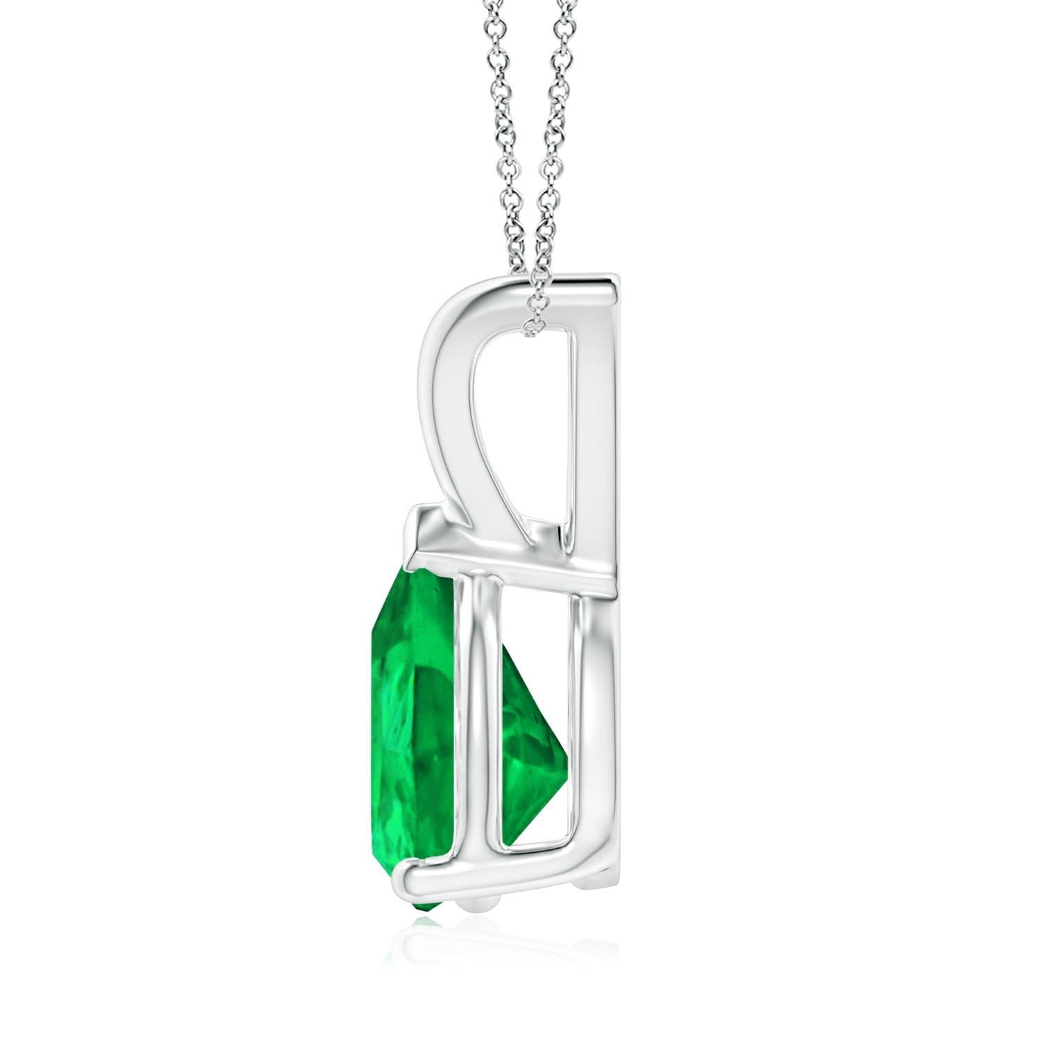 Suspendida de una paca en V hay una esmeralda resplandeciente en una hermosa forma de pera. Está engarzada con una púa en V que sujeta el extremo puntiagudo. Elaborado en plata, este colgante en forma de gota de esmeralda seduce con su exuberante
