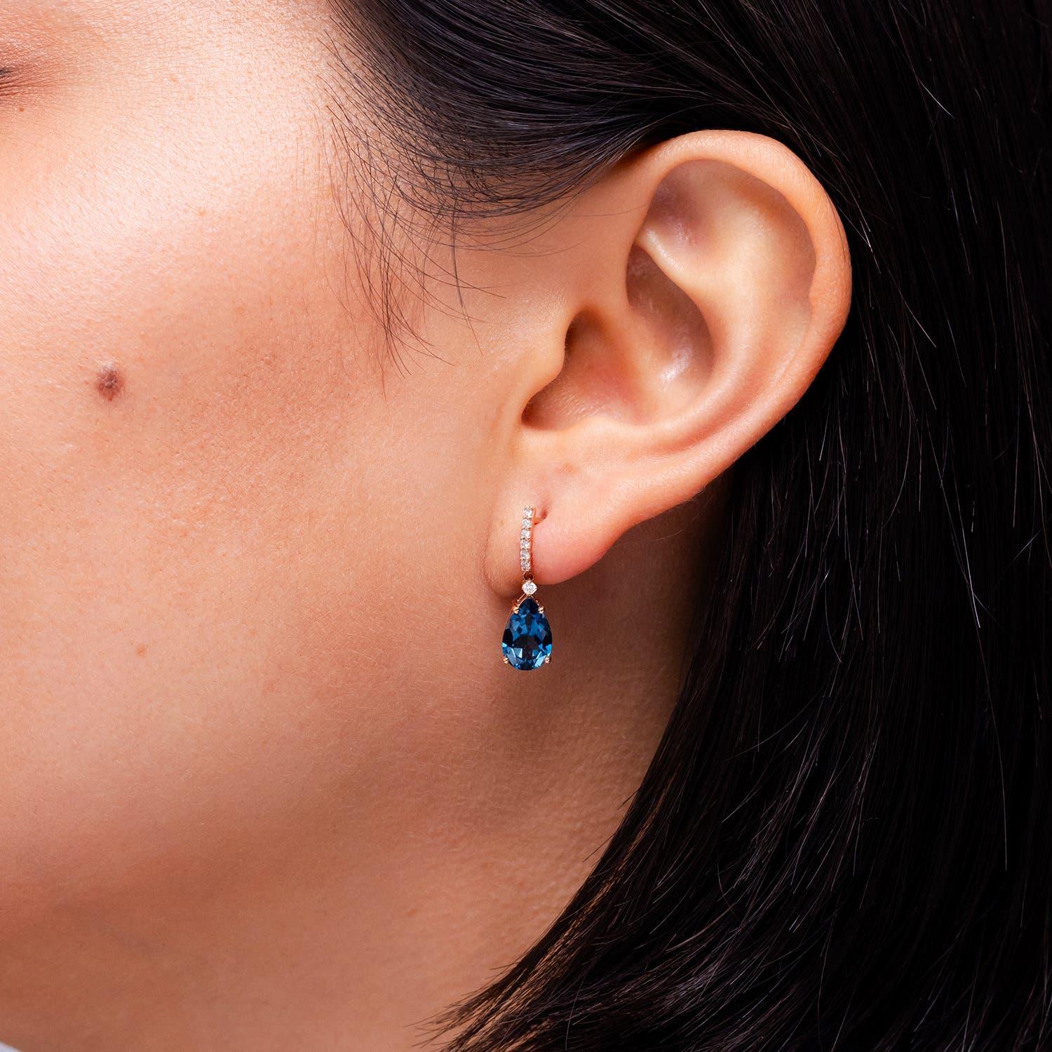 Moderne Boucles d'oreilles en or 14 carats pour femmes : Angara Natural Pear-Shaped 3.3ct London Blue Topaz en vente