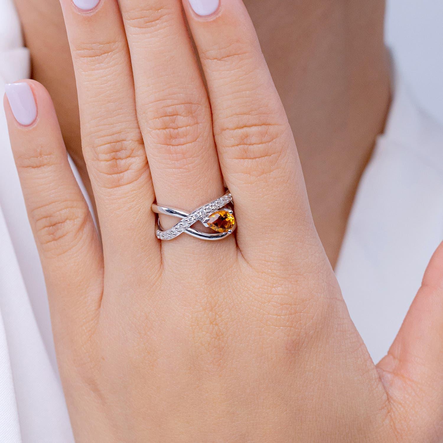 Moderno Anello Angara con Citrino Naturale a Forma di Pera e Accenti di Diamante in Oro Solido 14K in vendita