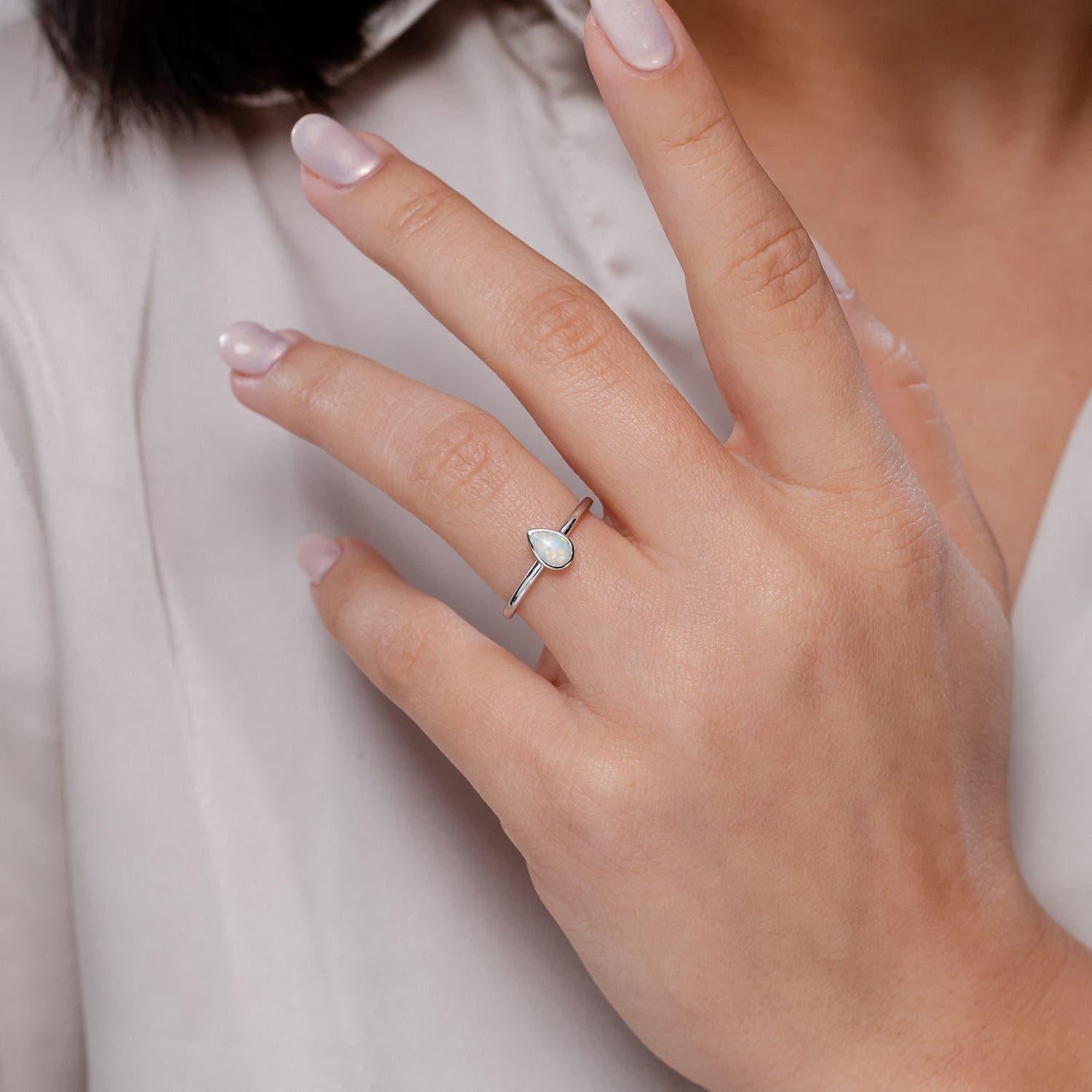 Angara natürlichen birnenförmigen Opal Solitär-Ring in 14K massivem Gold für Frauen im Zustand „Neu“ im Angebot in Los Angeles, CA