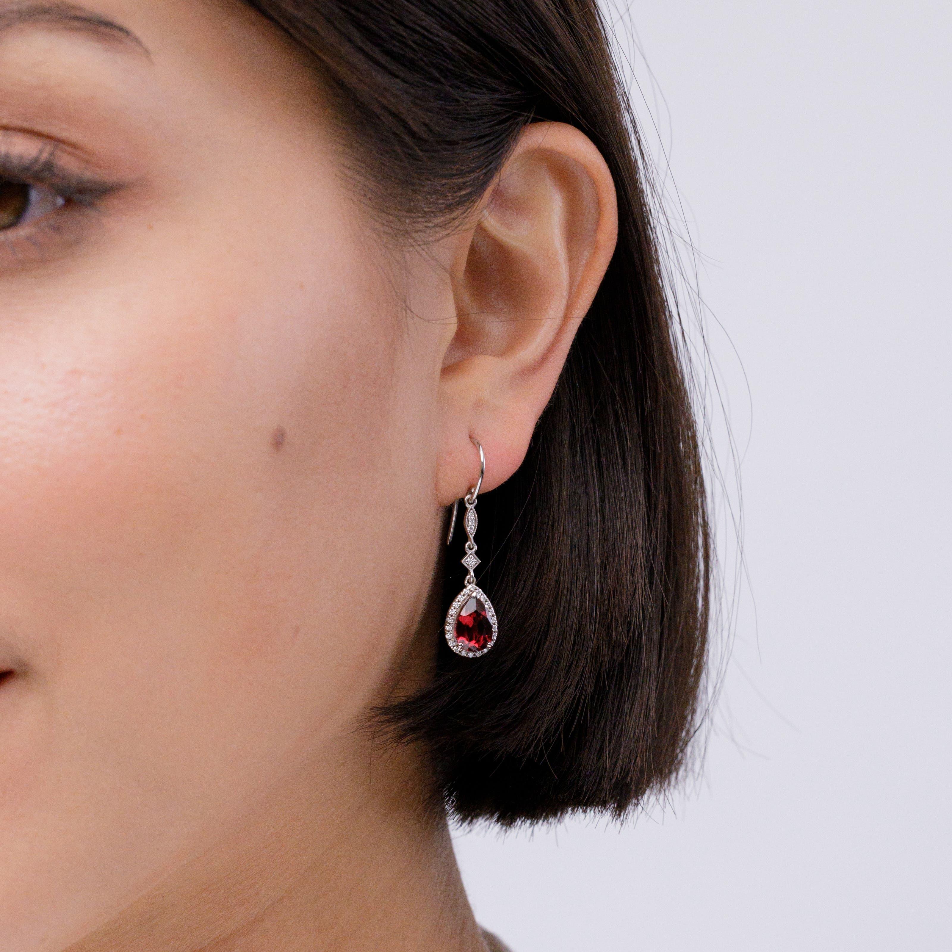 Moderne Angara - Pendants d'oreilles en rhodolite naturelle en forme de poire avec halo en diamant en or 14K en vente