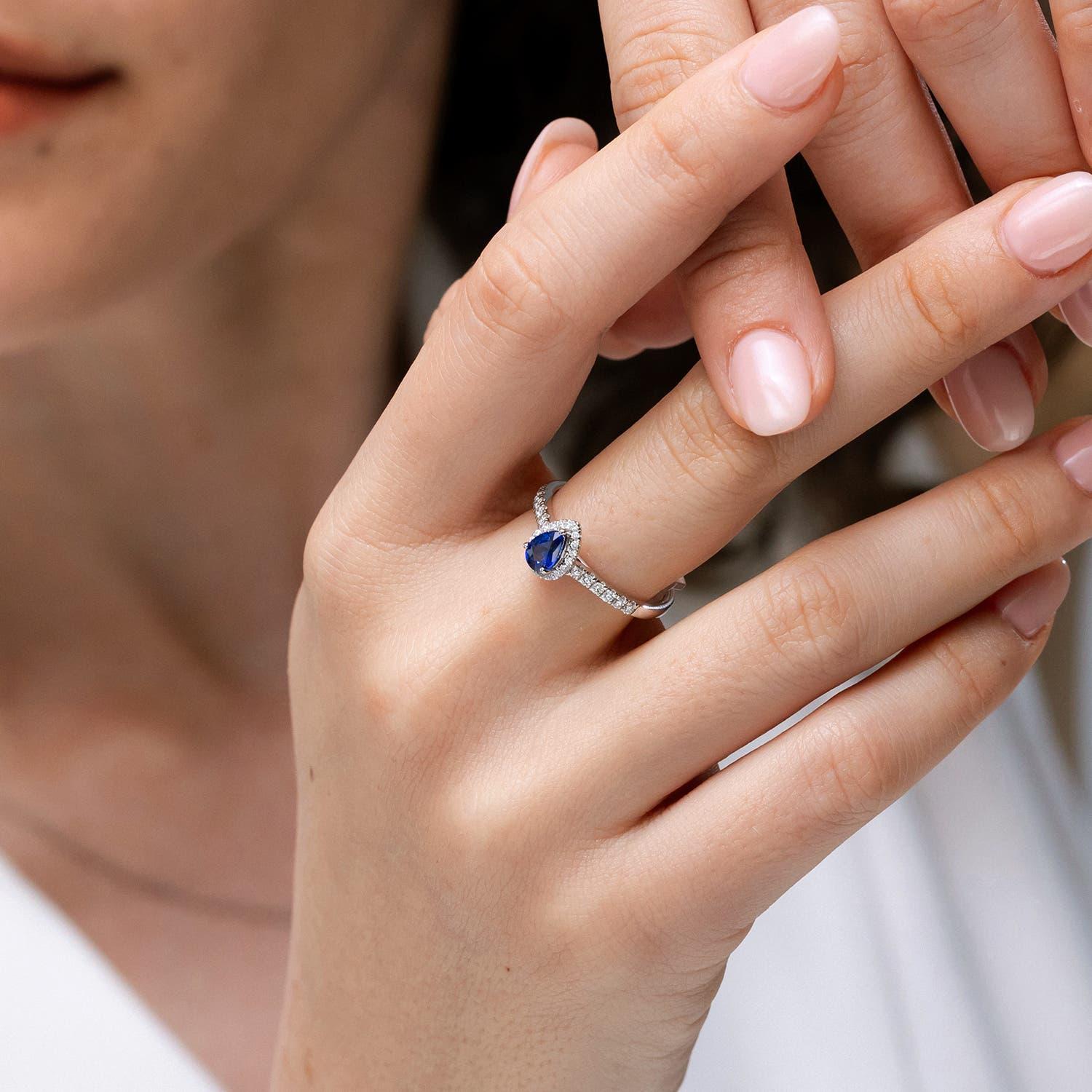 Angara natürlichen birnenförmigen Saphir Halo Verlobungsring in 14K massivem Gold (Moderne) im Angebot