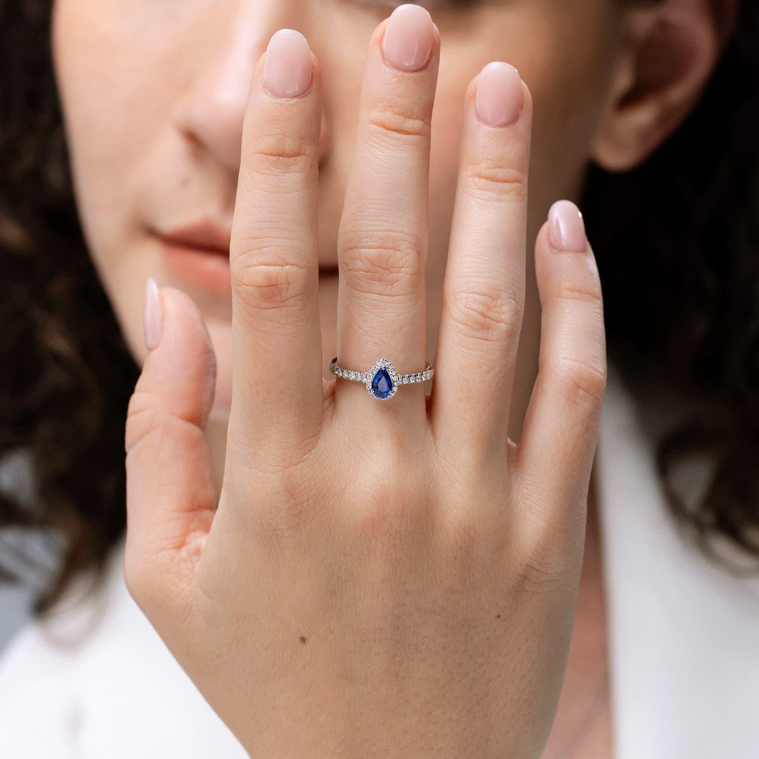 Angara natürlichen birnenförmigen Saphir Halo Verlobungsring in 14K massivem Gold (Tropfenschliff) im Angebot