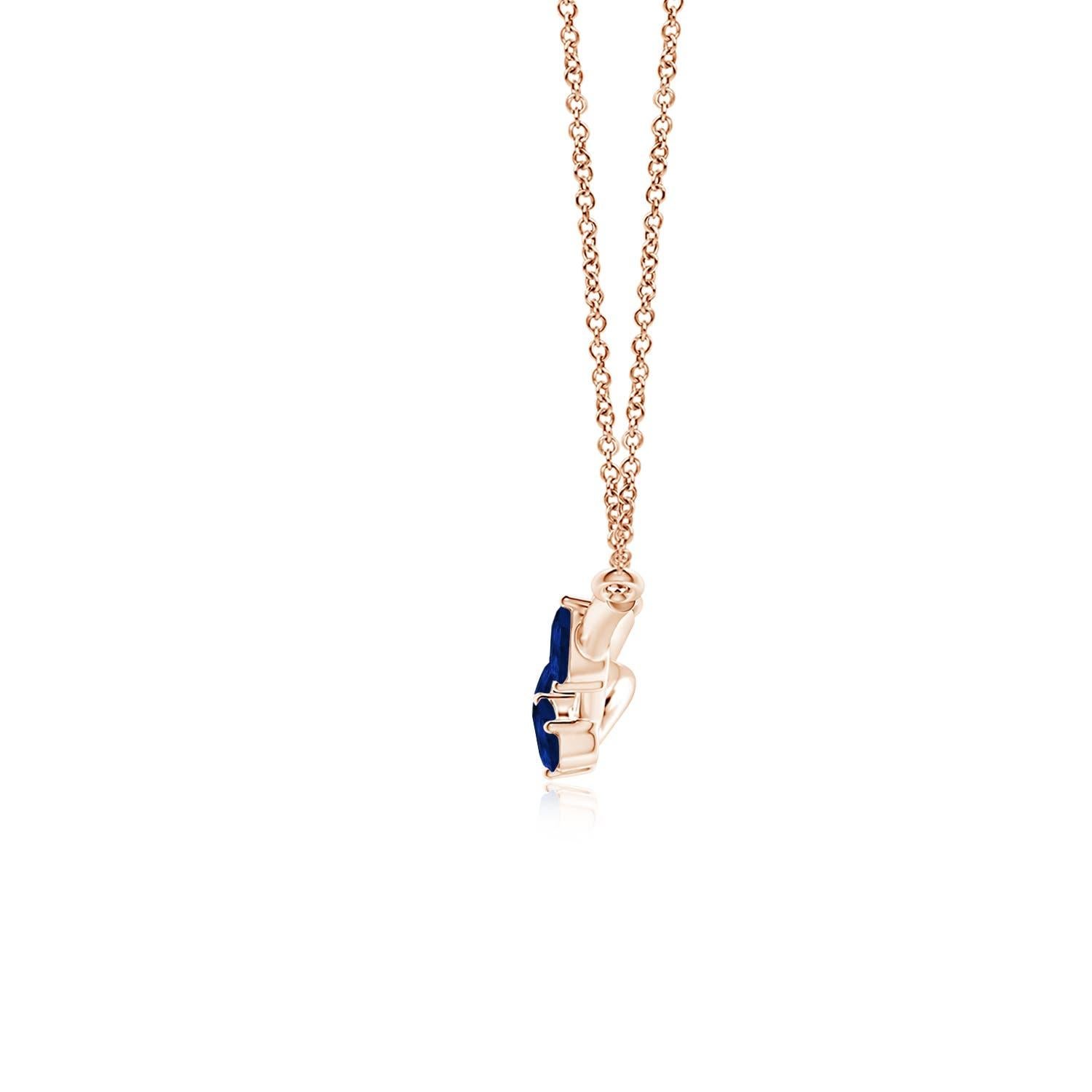 Questo ciondolo a forma di ramo d'albero, realizzato in oro rosa 14k, emana un fascino innegabile. Presenta zaffiri blu a forma di pera che sembrano dei frutti lussureggianti. Il motivo a tre pietre aggiunge un significato più profondo a questo