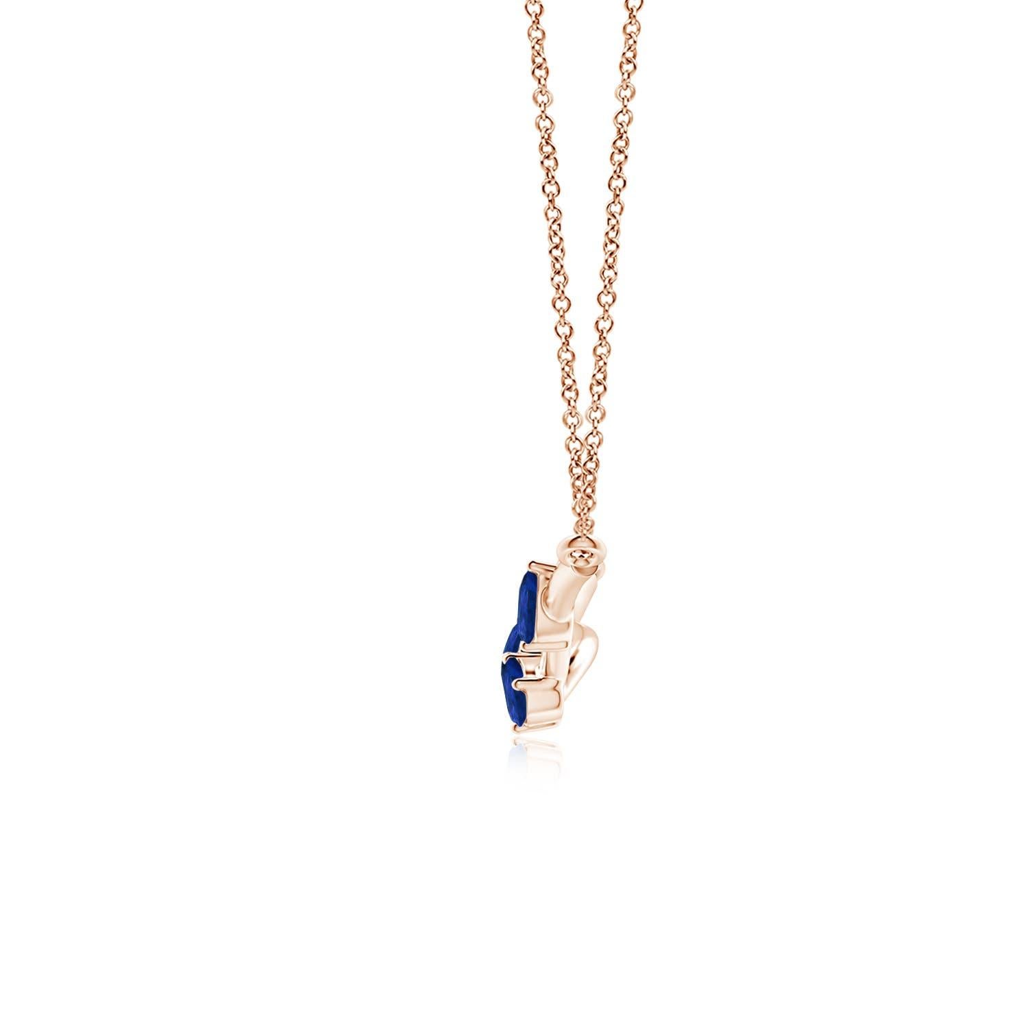 Questo ciondolo a forma di ramo d'albero, realizzato in oro rosa 14k, emana un fascino innegabile. Presenta zaffiri blu a forma di pera che sembrano dei frutti lussureggianti. Il motivo a tre pietre aggiunge un significato più profondo a questo