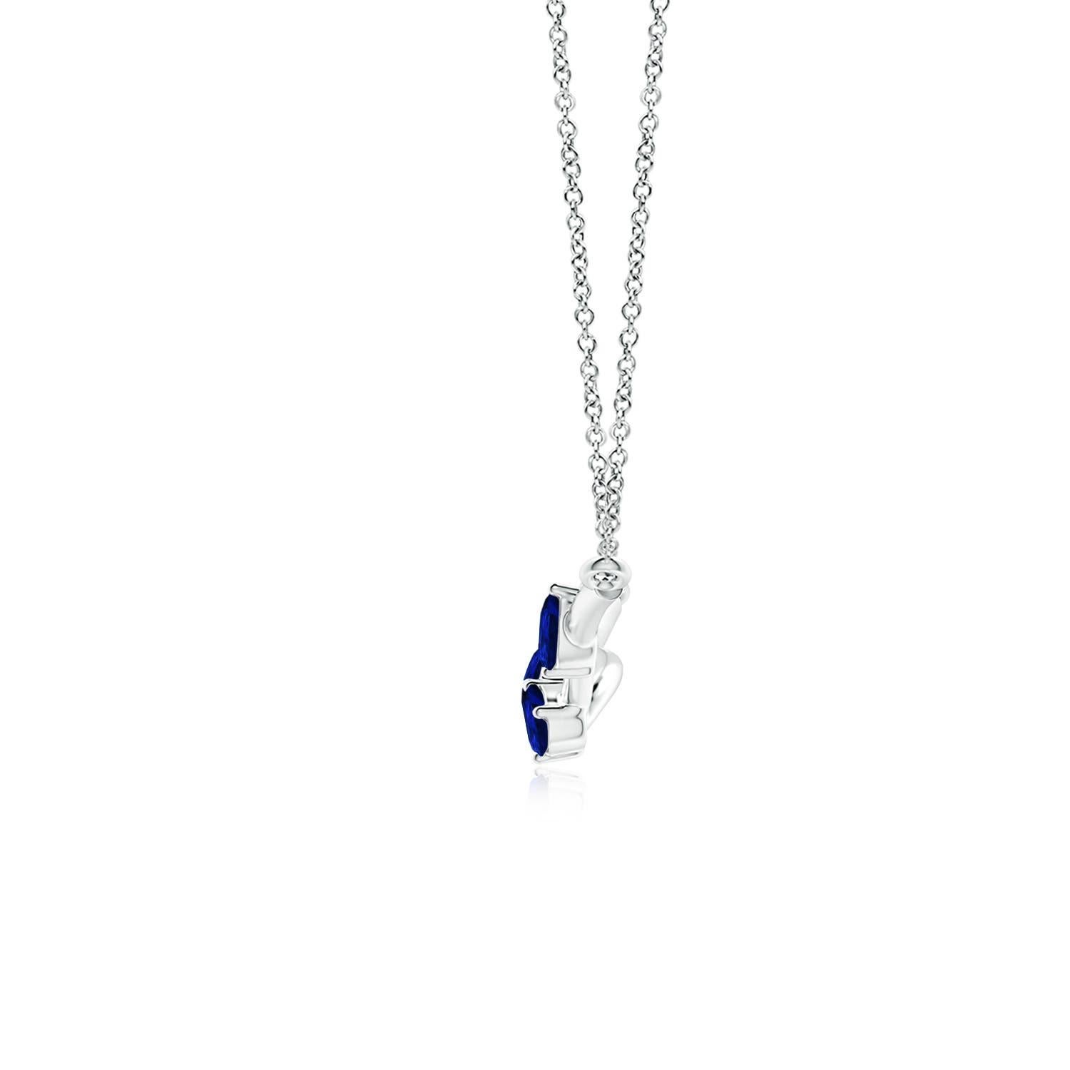 Questo ciondolo a forma di ramo d'albero, realizzato in oro bianco 14k, emana un fascino innegabile. Presenta zaffiri blu a forma di pera che sembrano dei frutti lussureggianti. Il motivo a tre pietre aggiunge un significato più profondo a questo